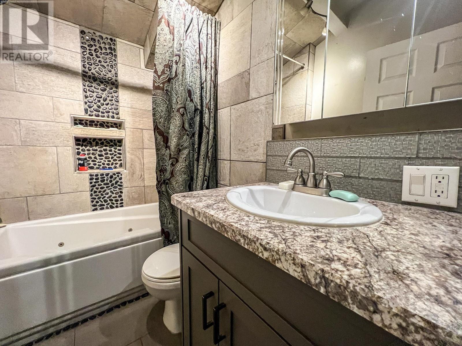 4848 Hammond Avenue, Edgewater, BC - Indoor Photo Showing Bathroom