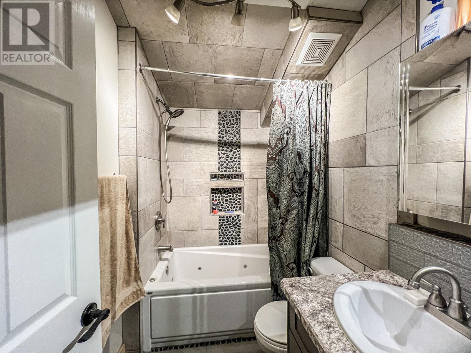 4848 Hammond Avenue, Edgewater, BC - Indoor Photo Showing Bathroom