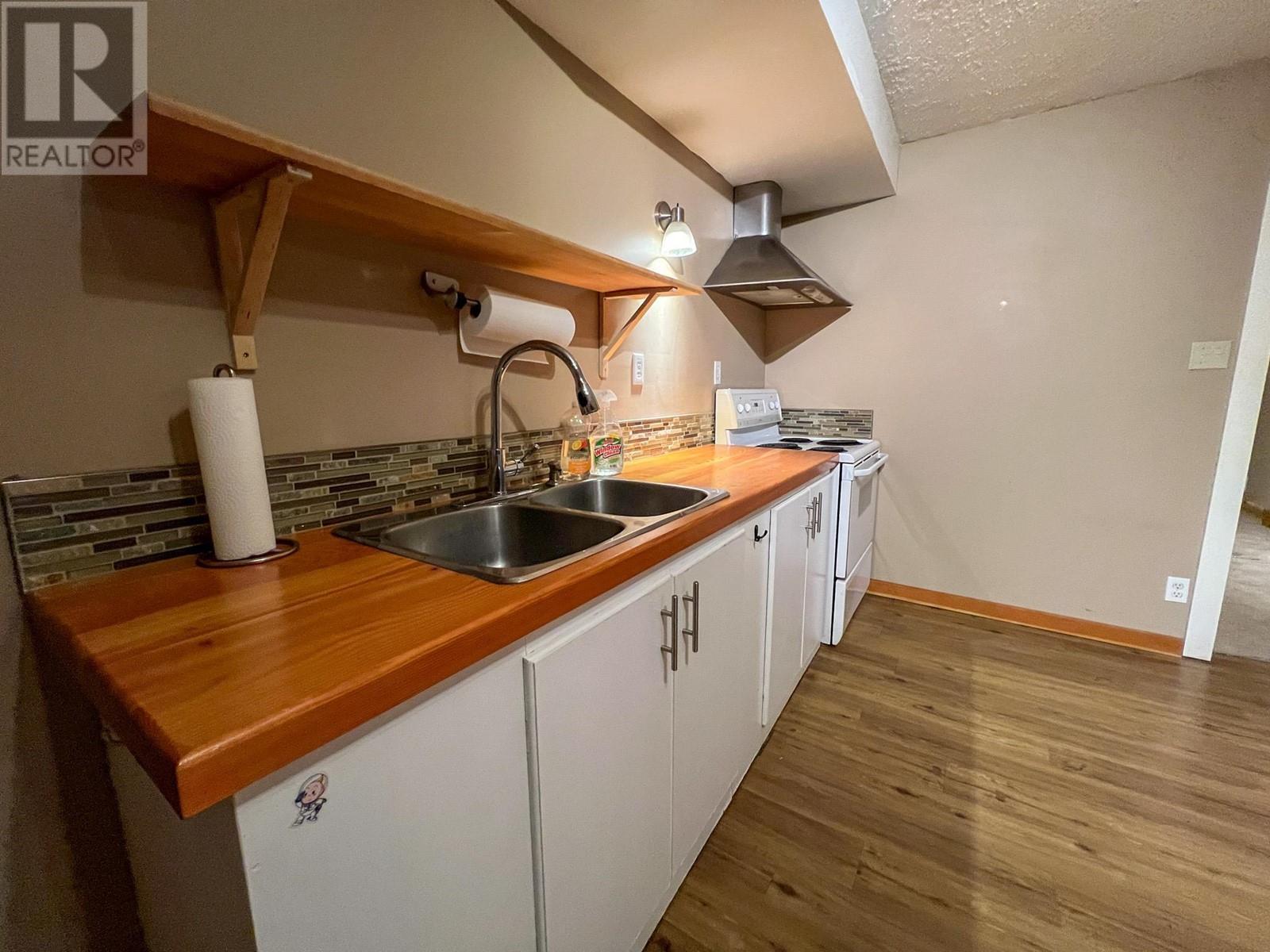 4848 Hammond Avenue, Edgewater, BC - Indoor Photo Showing Kitchen With Double Sink