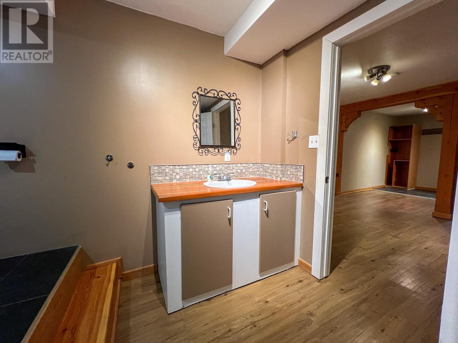 4848 Hammond Avenue, Edgewater, BC - Indoor