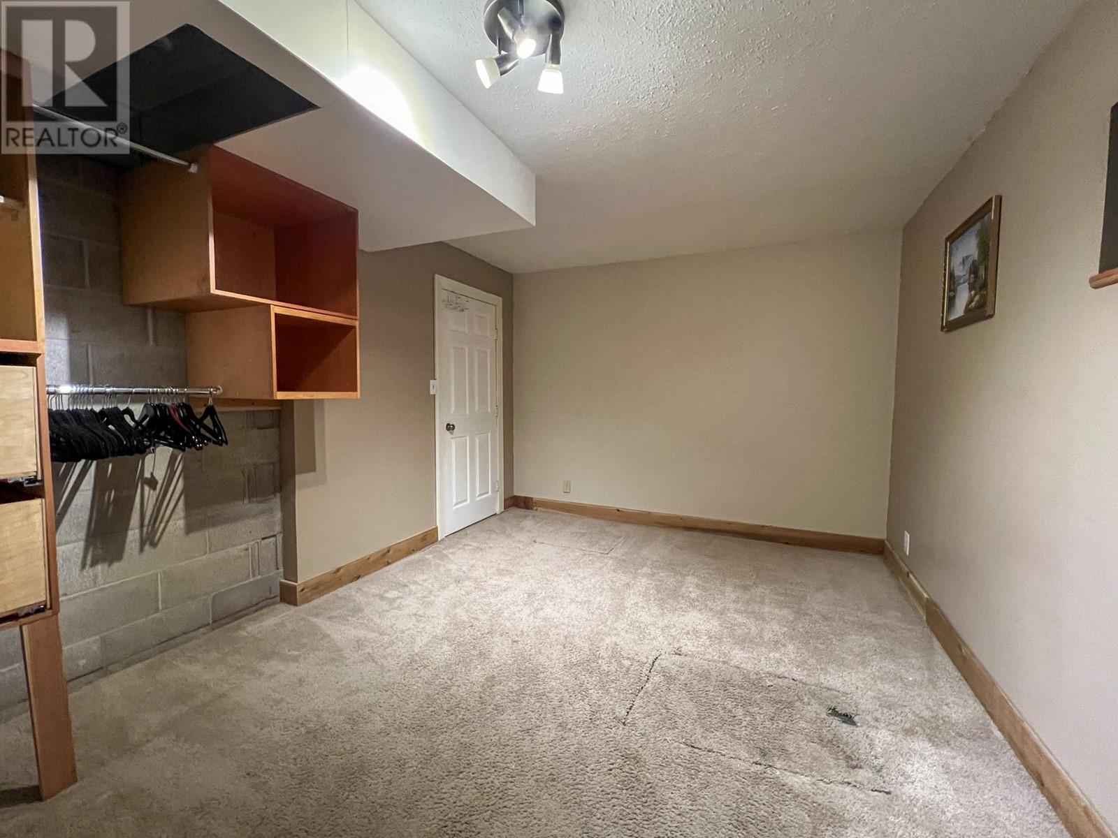 4848 Hammond Avenue, Edgewater, BC - Indoor Photo Showing Other Room
