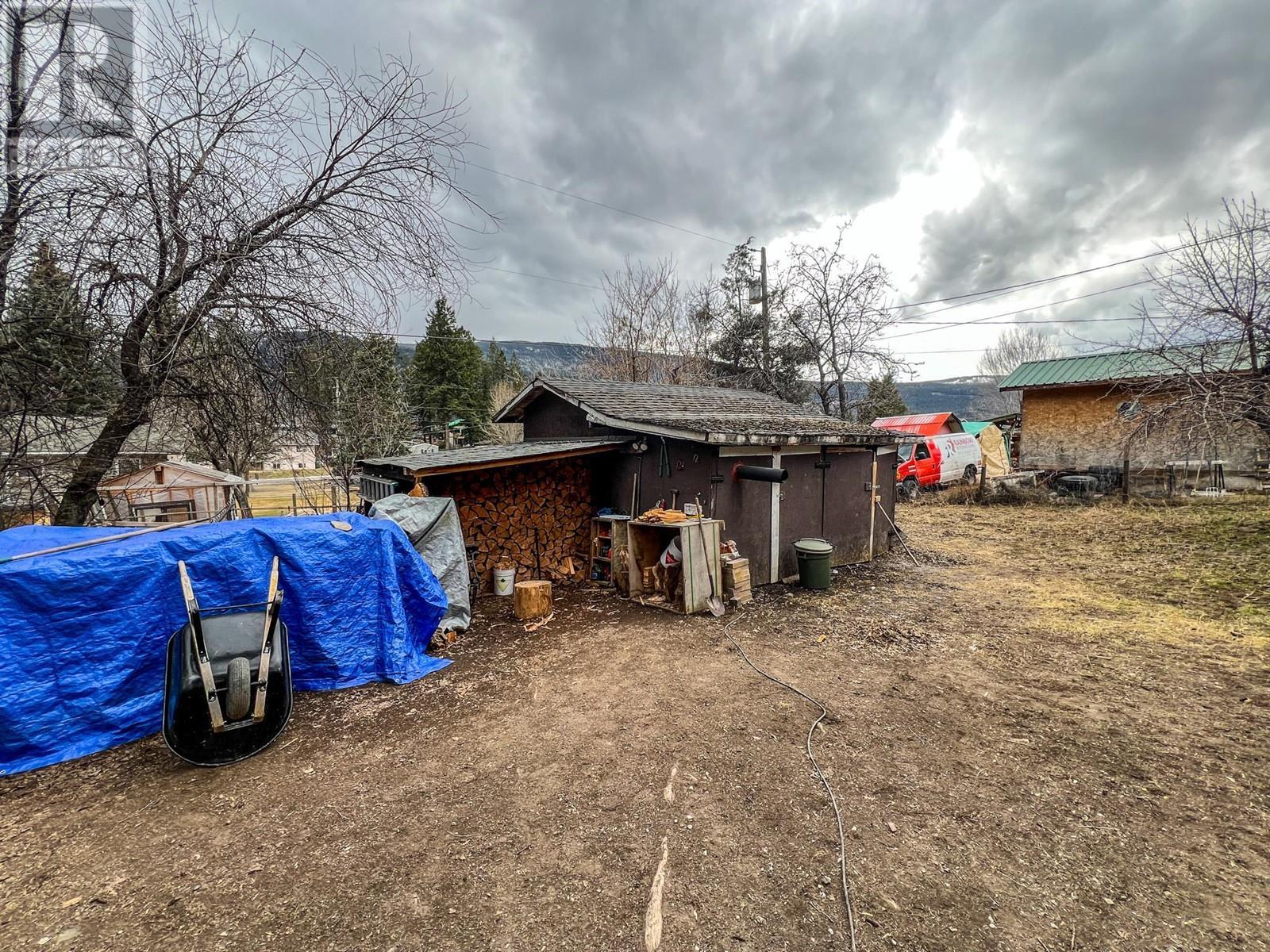 4848 Hammond Avenue, Edgewater, BC - Outdoor