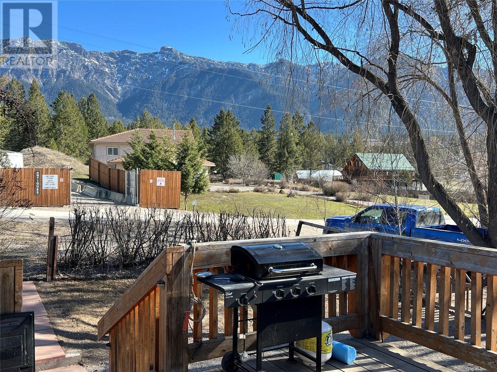 4848 Hammond Avenue, Edgewater, BC - Outdoor