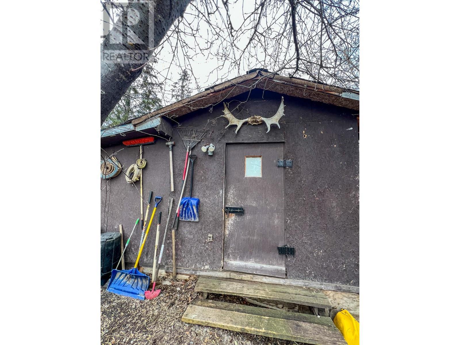 4848 Hammond Avenue, Edgewater, BC - Outdoor