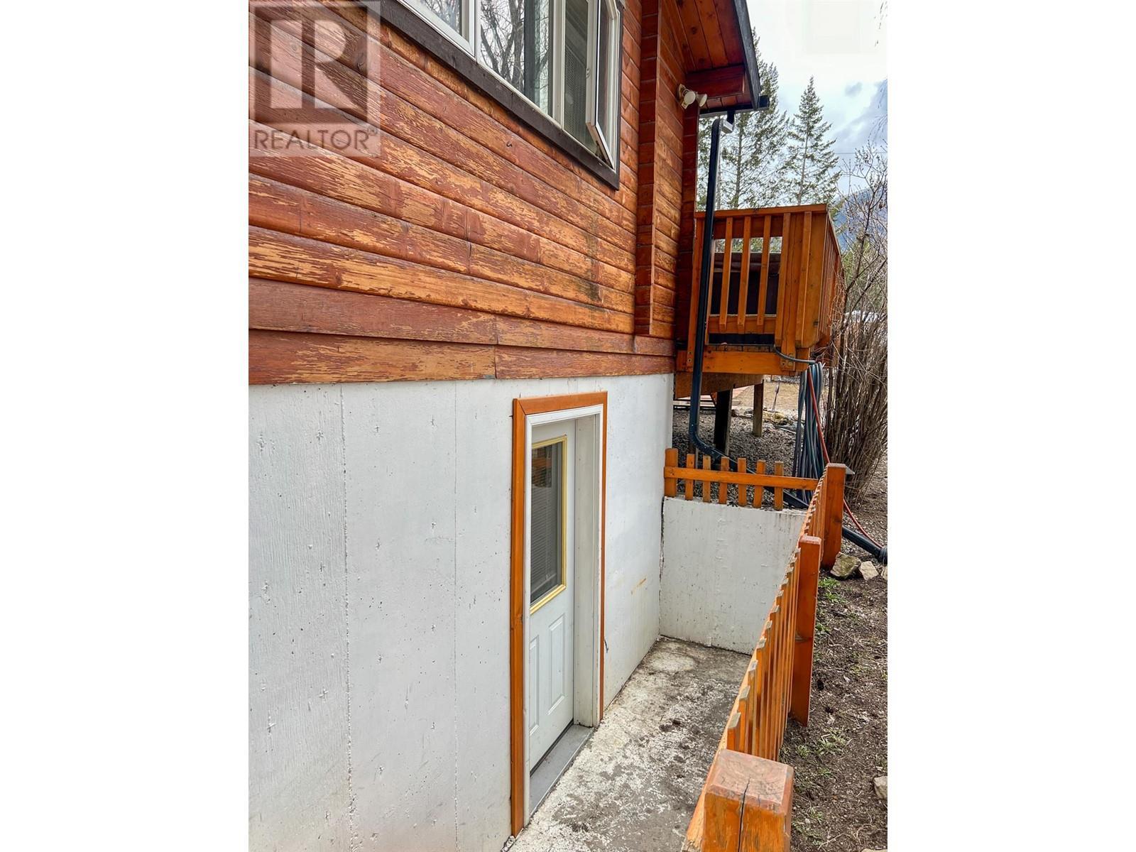 4848 Hammond Avenue, Edgewater, BC - Outdoor With Exterior