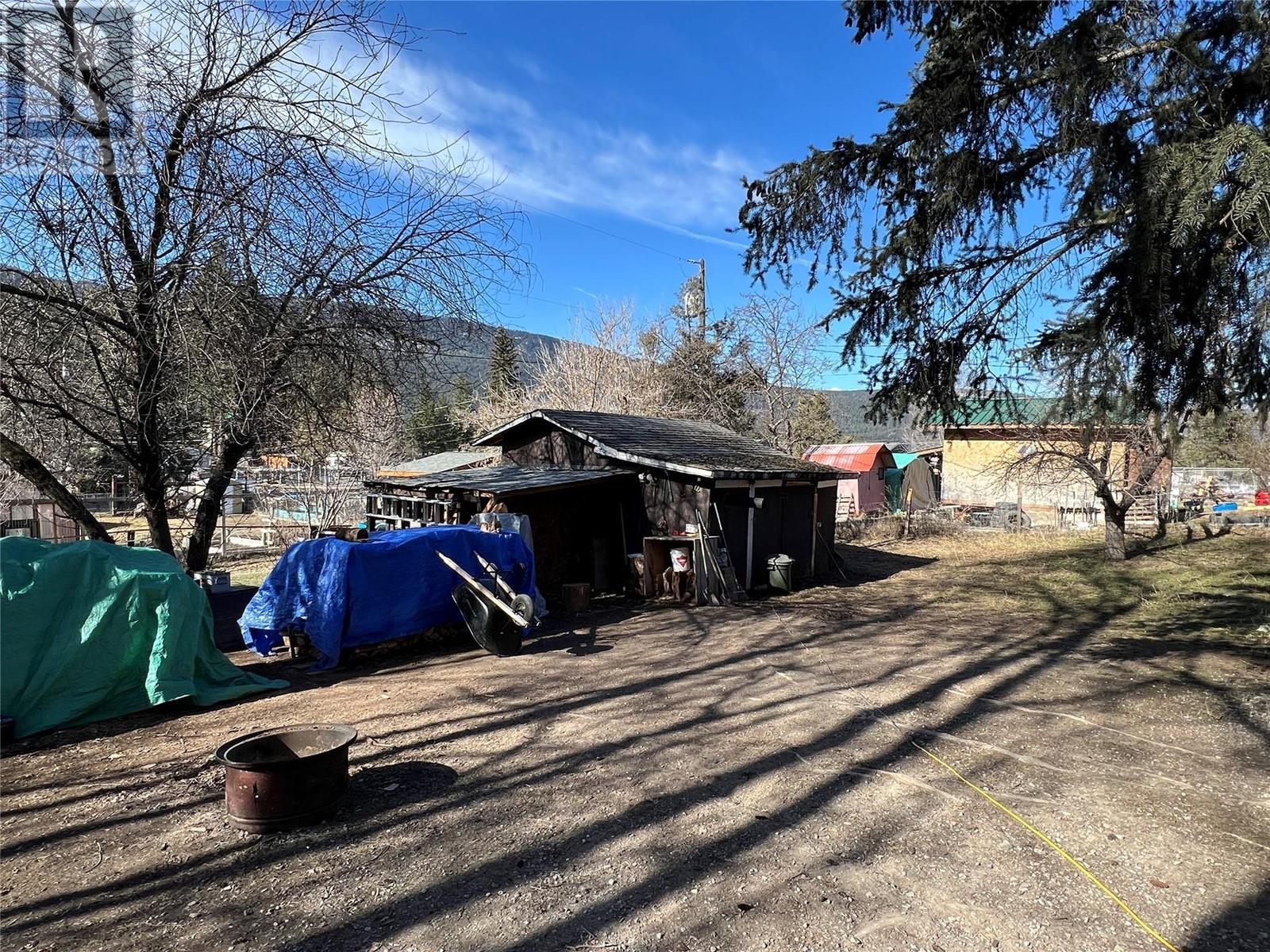 4848 Hammond Avenue, Edgewater, BC - Outdoor