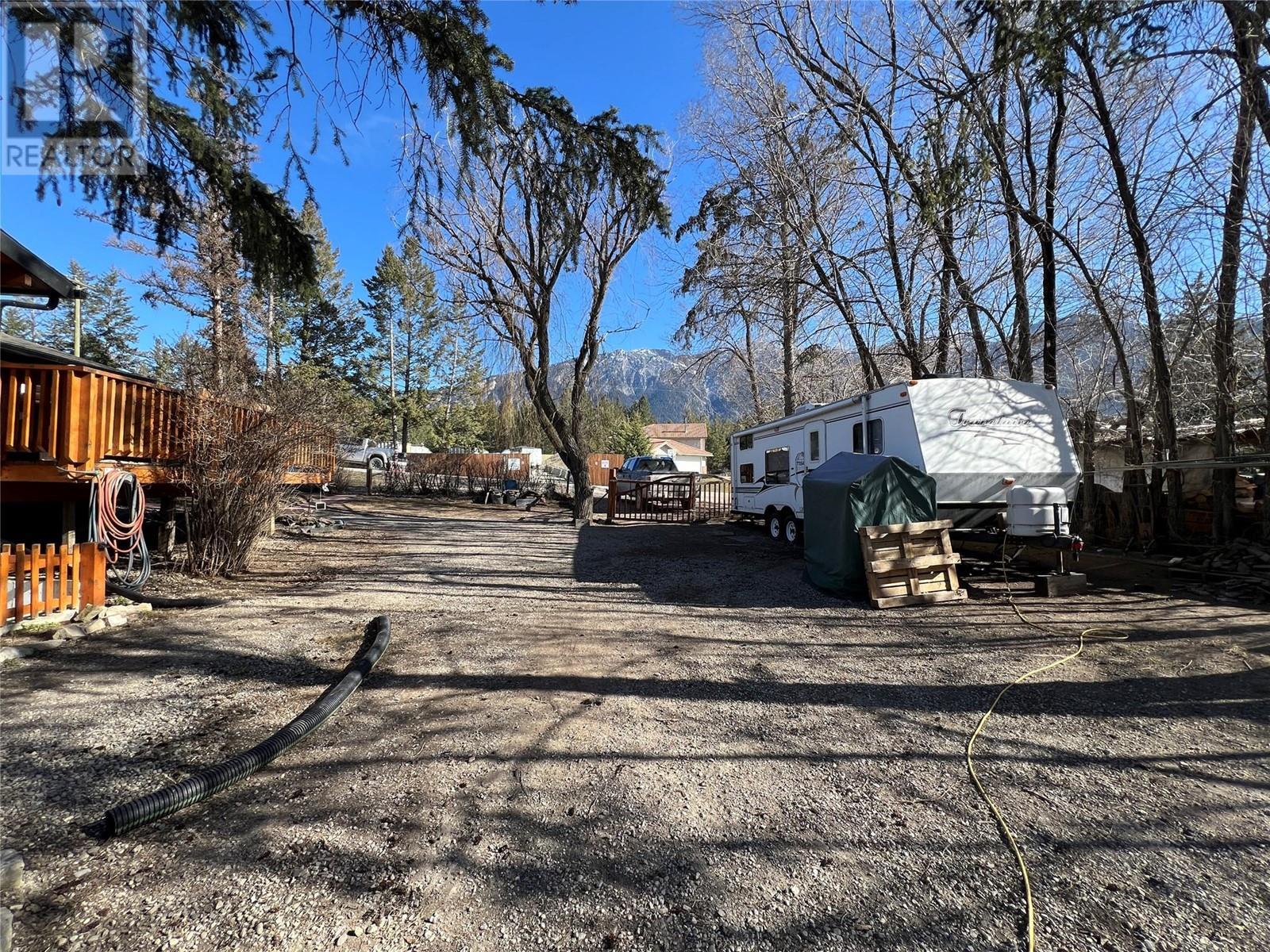 4848 Hammond Avenue, Edgewater, BC - Outdoor