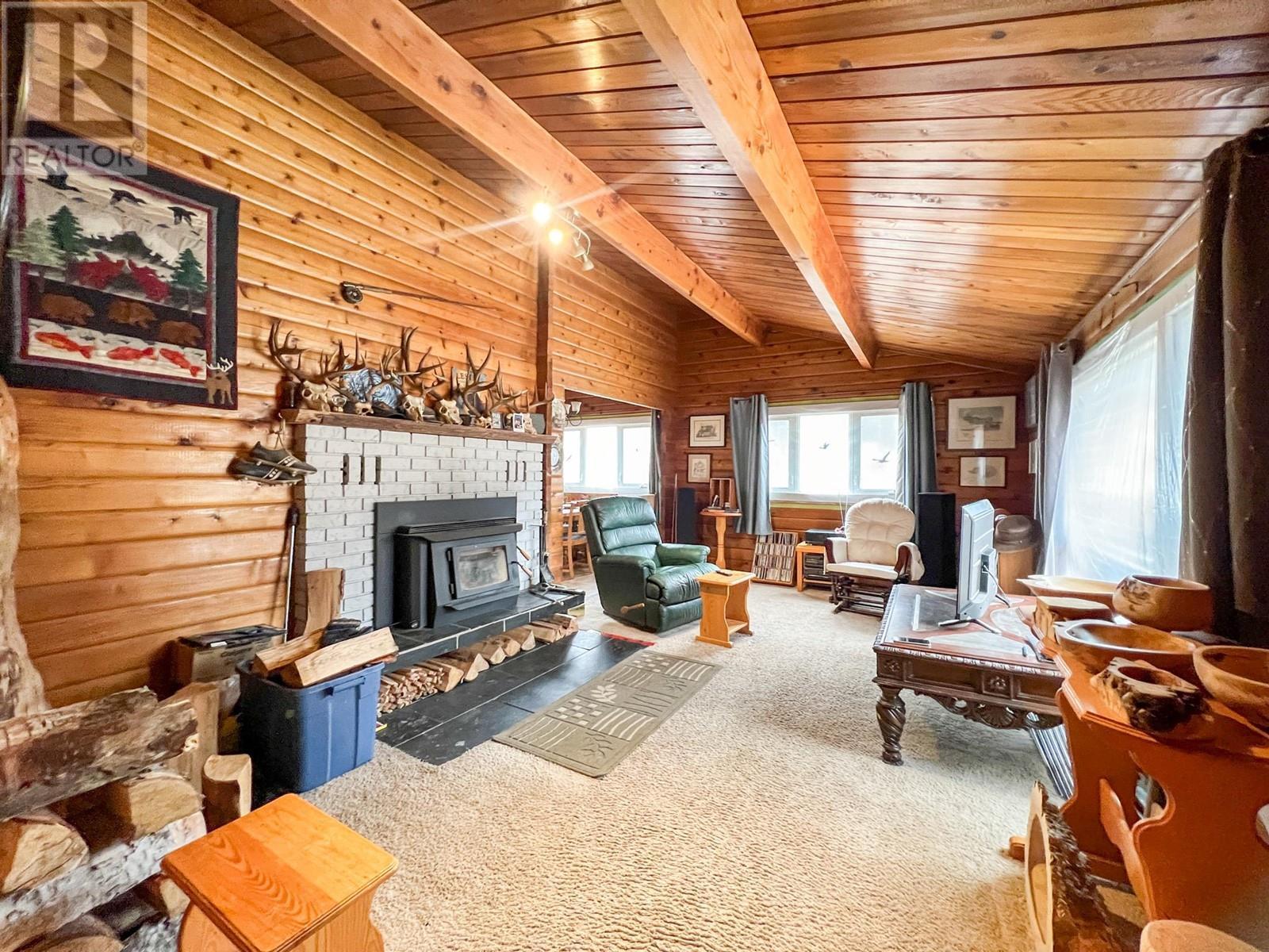 4848 Hammond Avenue, Edgewater, BC - Indoor Photo Showing Living Room With Fireplace