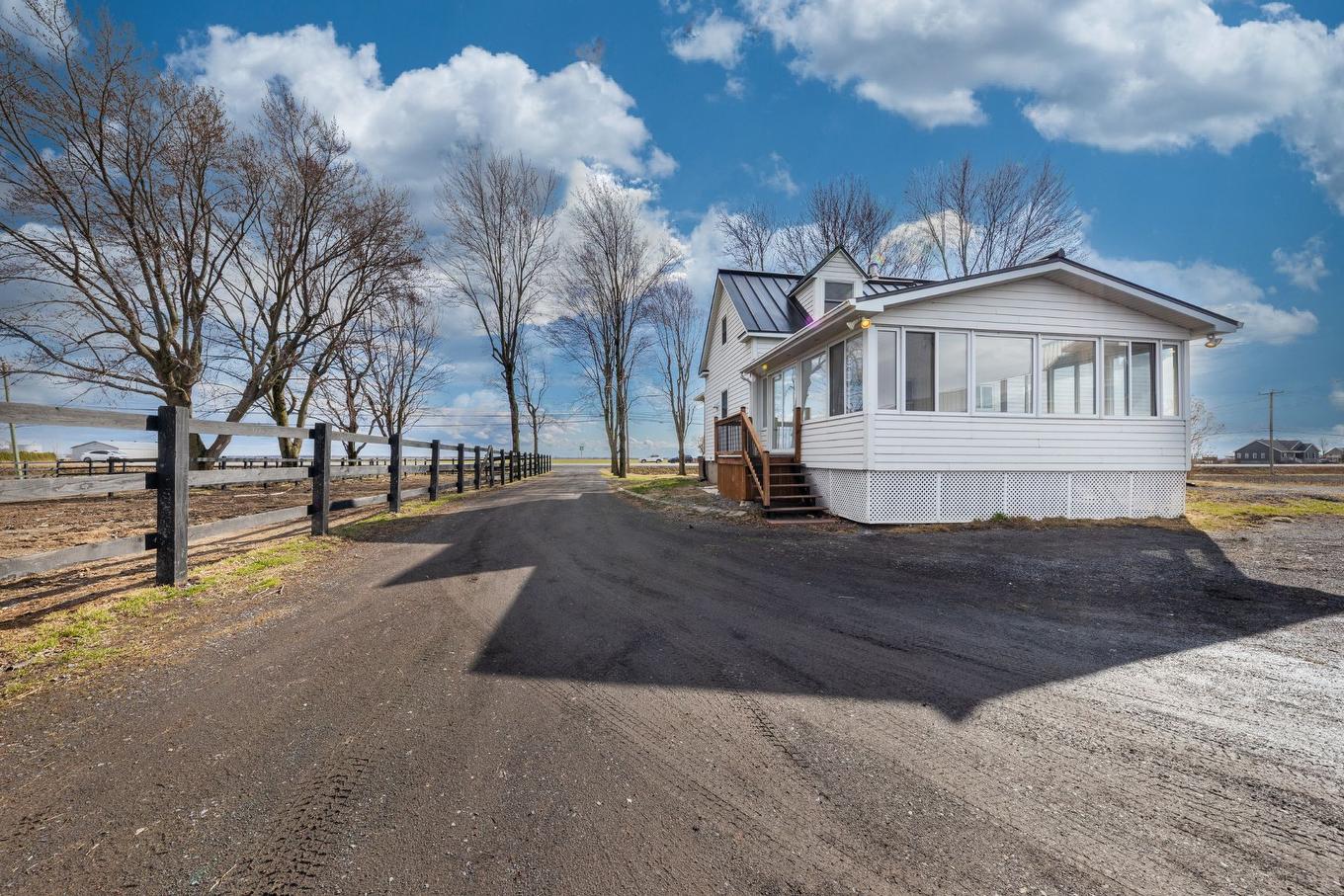 Exterior - 775 Boul. St-Luc, Saint-Jean-Sur-Richelieu, QC