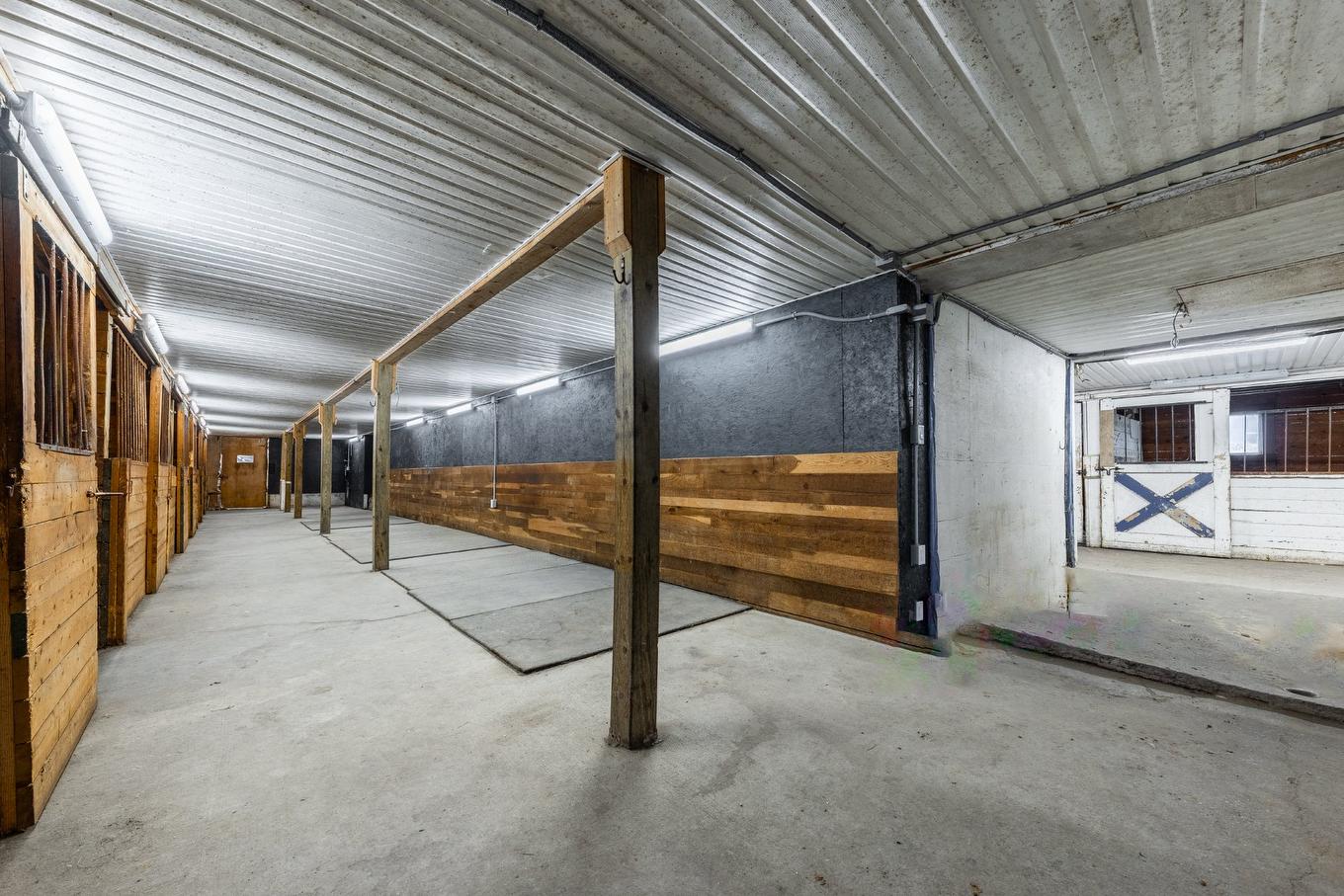 Stable - 775 Boul. St-Luc, Saint-Jean-Sur-Richelieu, QC