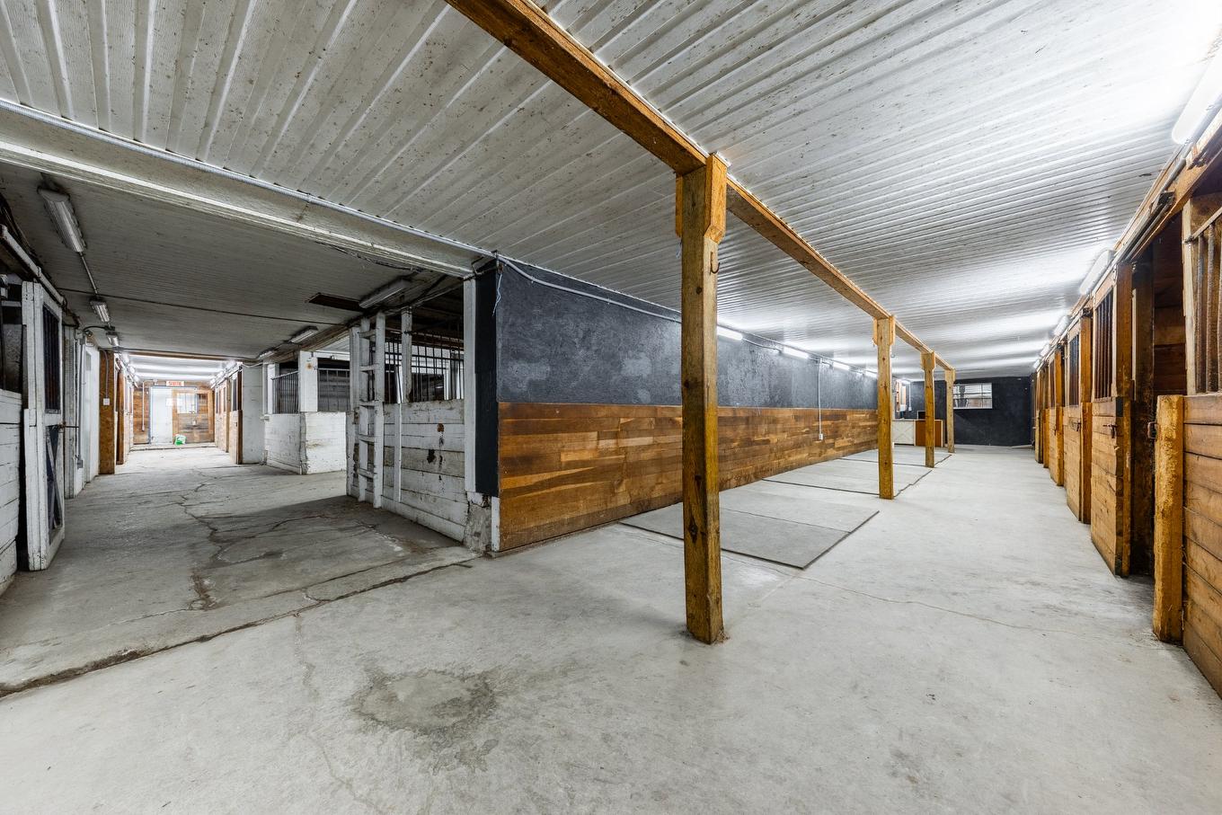 Stable - 775 Boul. St-Luc, Saint-Jean-Sur-Richelieu, QC