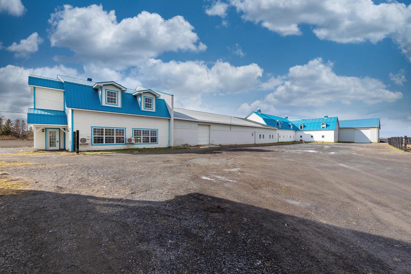 Stable - 775 Boul. St-Luc, Saint-Jean-Sur-Richelieu, QC