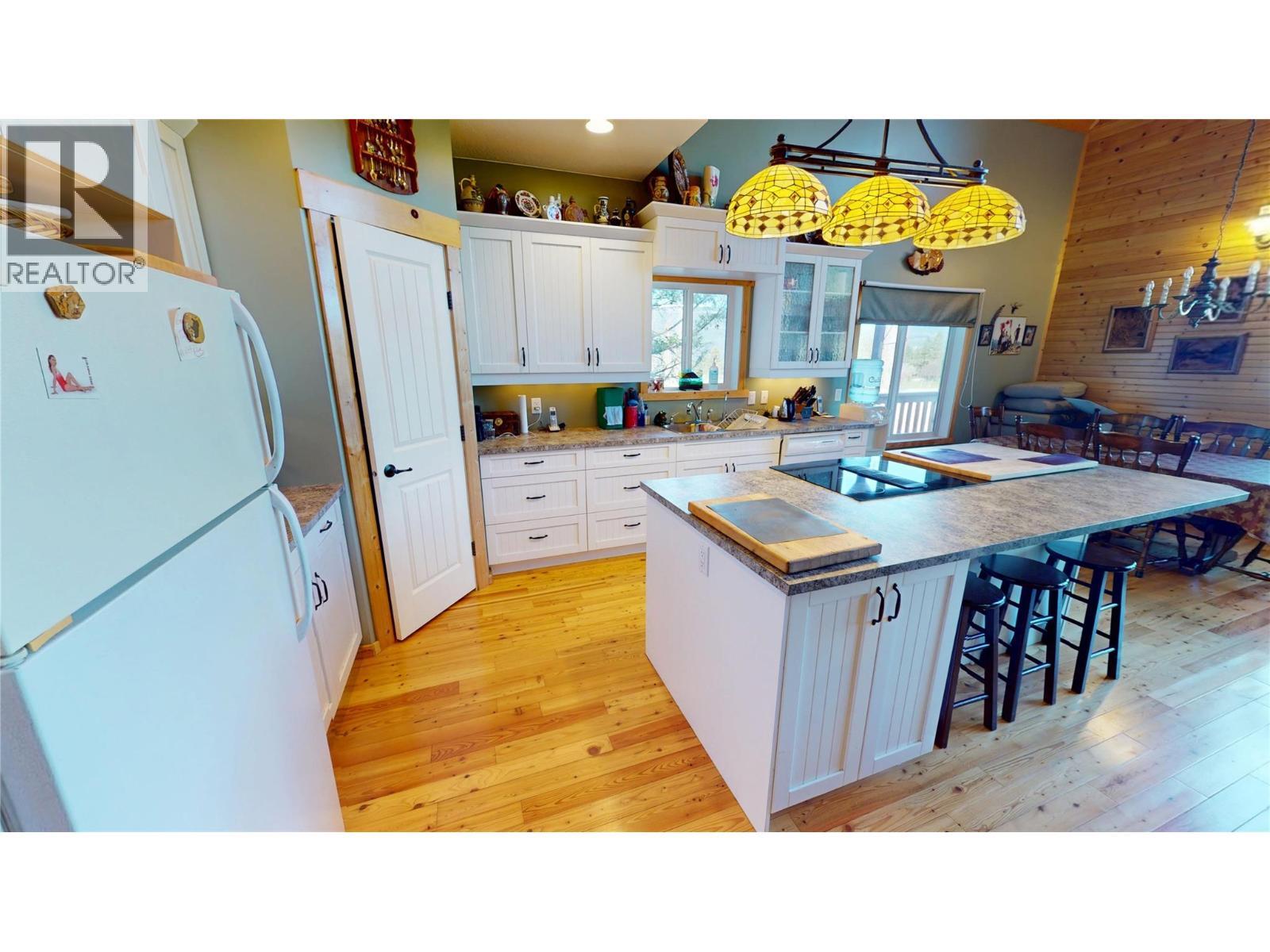 5586 Highway 95, Edgewater, BC - Indoor Photo Showing Kitchen