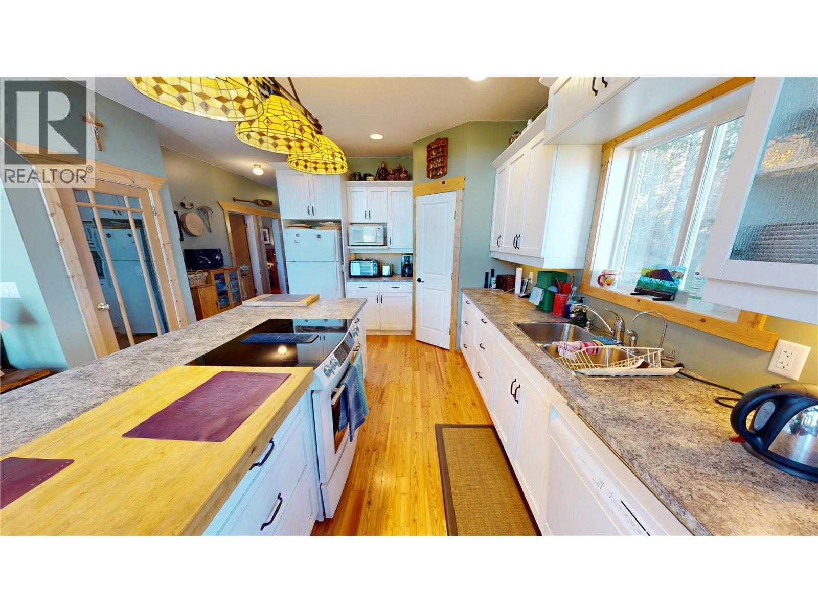 5586 Highway 95, Edgewater, BC - Indoor Photo Showing Kitchen With Double Sink