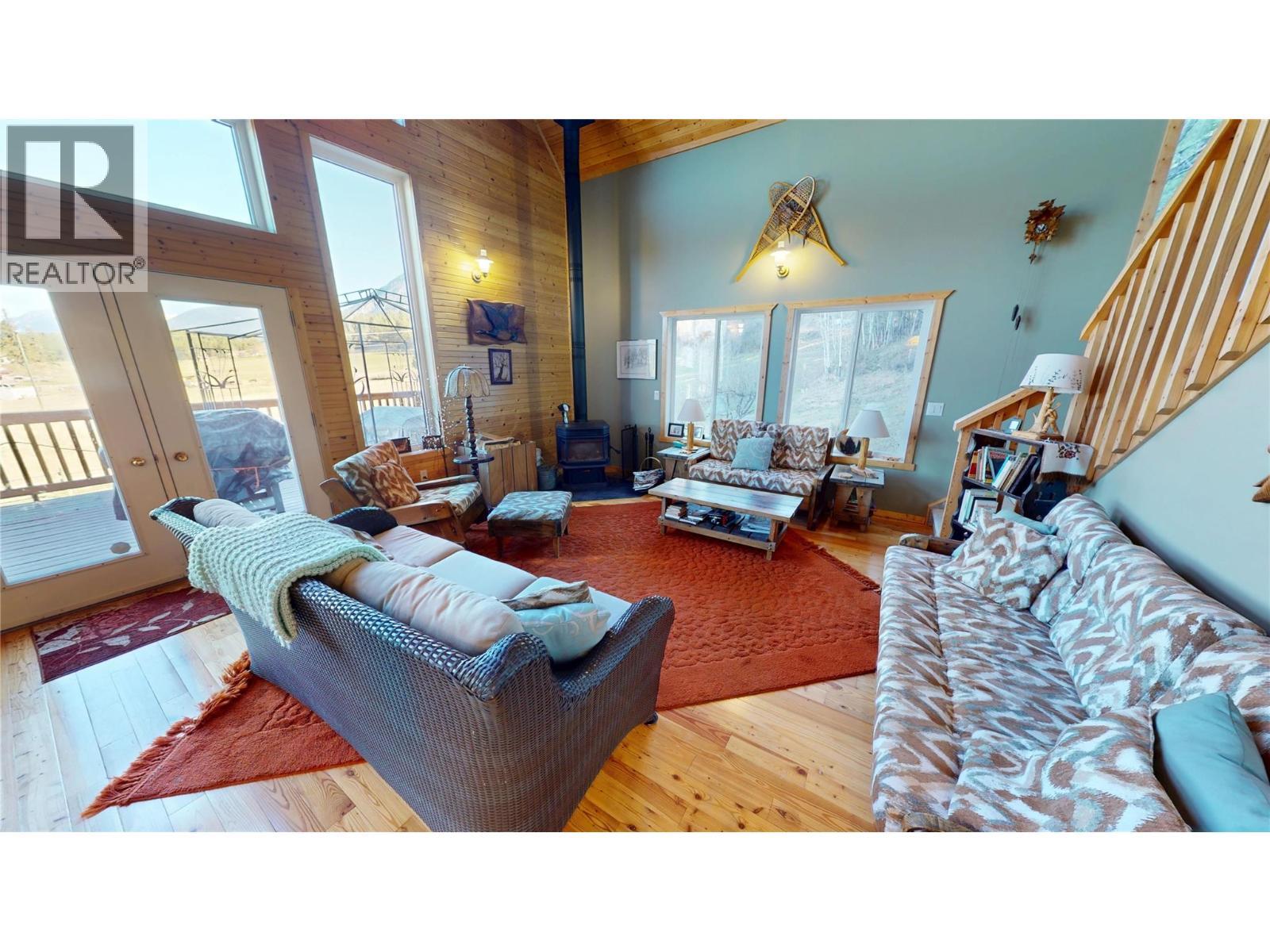 5586 Highway 95, Edgewater, BC - Indoor Photo Showing Living Room