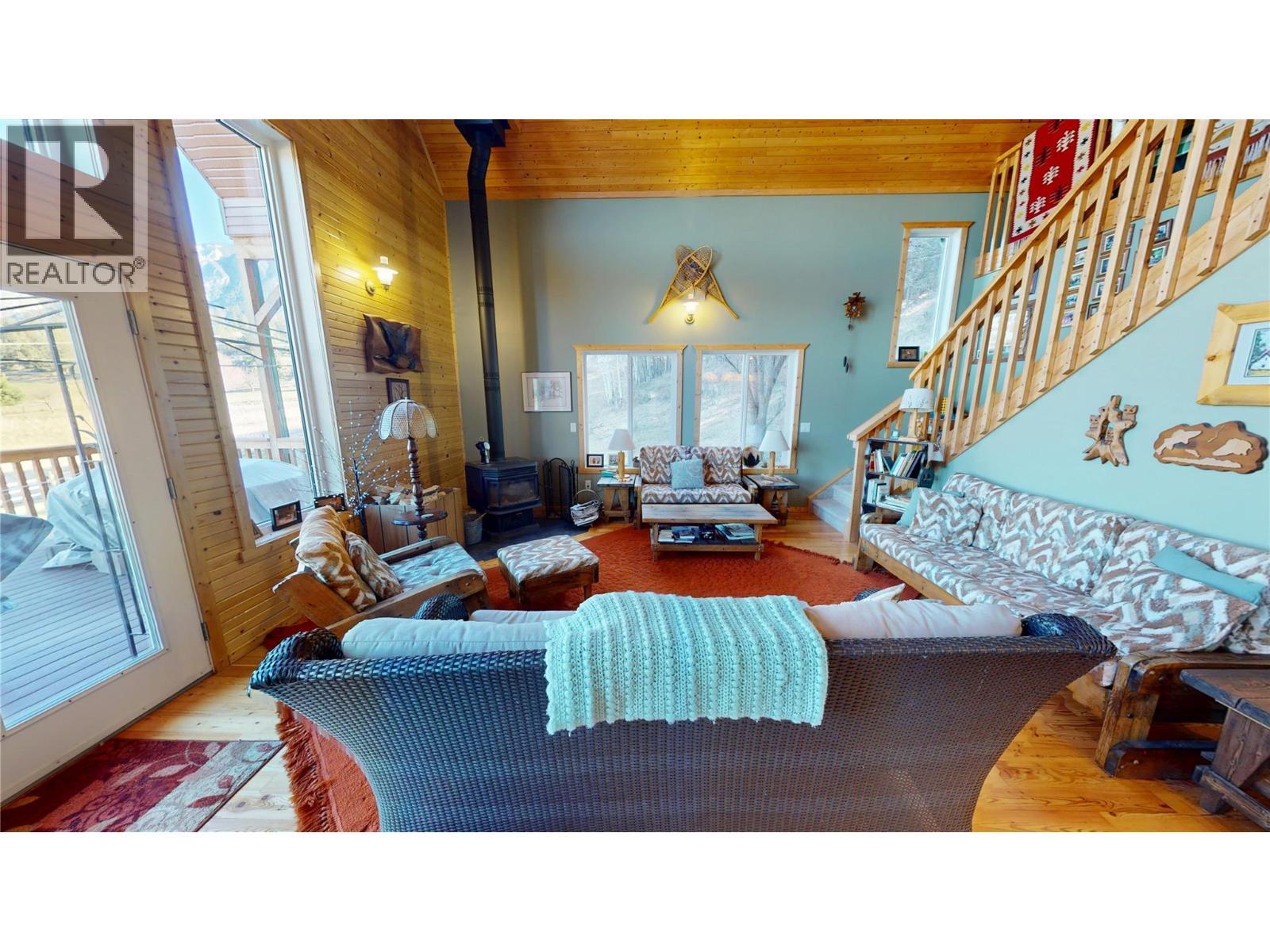 5586 Highway 95, Edgewater, BC - Indoor Photo Showing Living Room