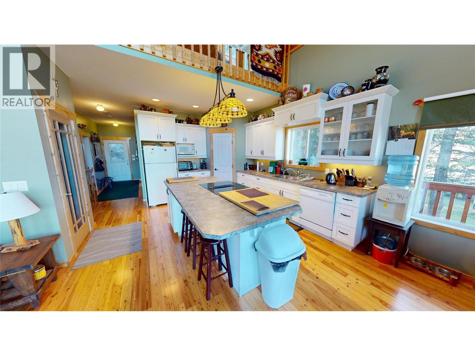 5586 Highway 95, Edgewater, BC - Indoor