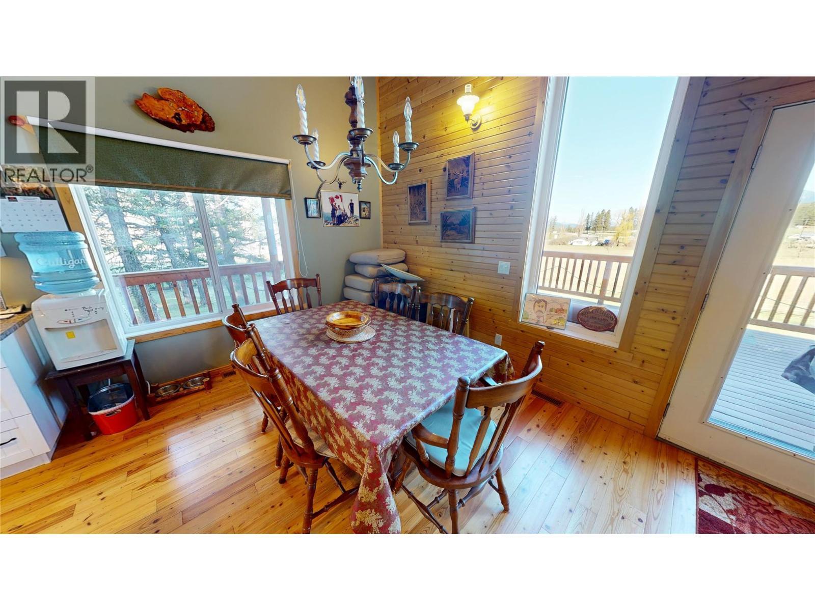 5586 Highway 95, Edgewater, BC - Indoor Photo Showing Dining Room