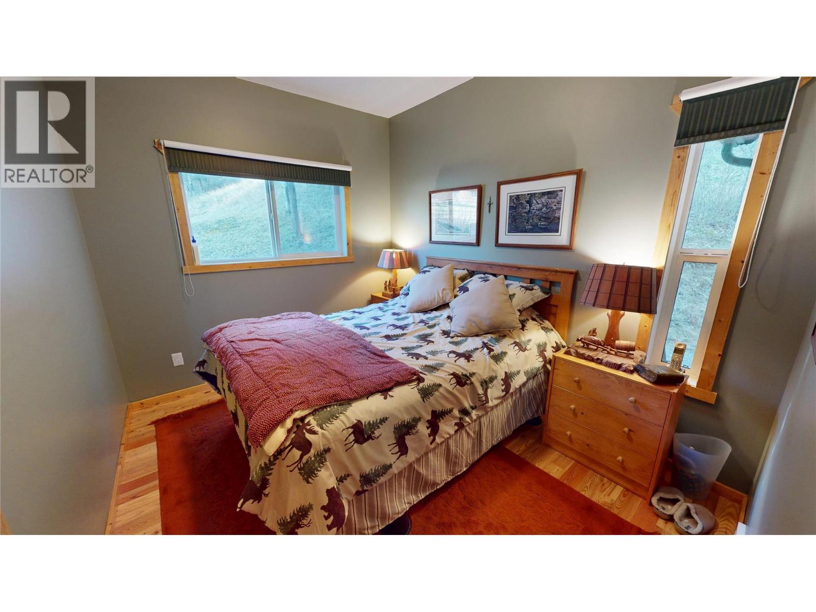 5586 Highway 95, Edgewater, BC - Indoor Photo Showing Bedroom