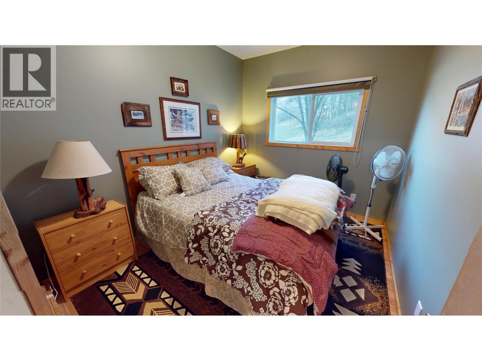 5586 Highway 95, Edgewater, BC - Indoor Photo Showing Bedroom