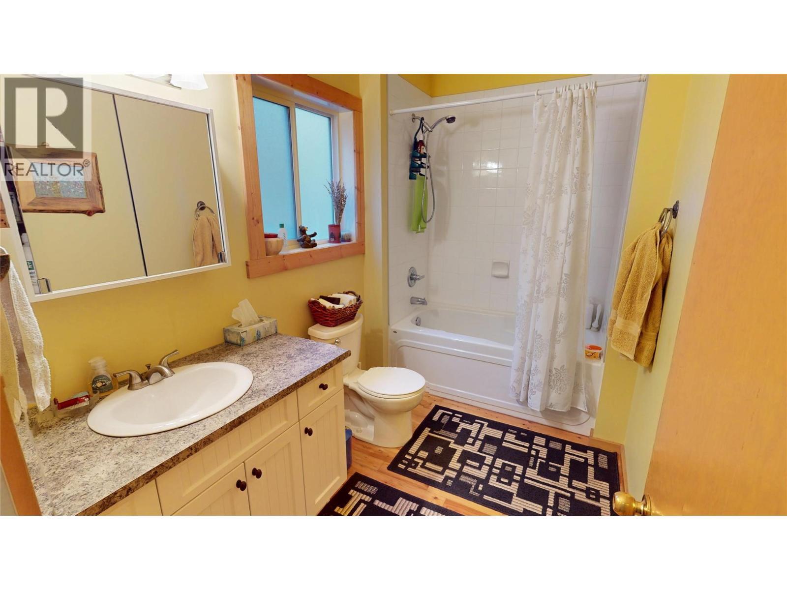5586 Highway 95, Edgewater, BC - Indoor Photo Showing Bathroom