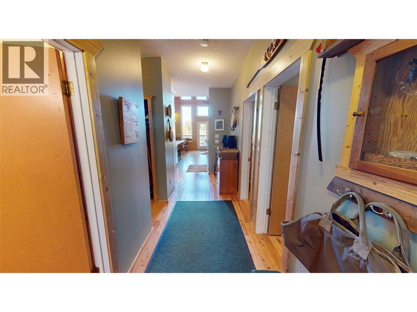 5586 Highway 95, Edgewater, BC - Indoor Photo Showing Other Room