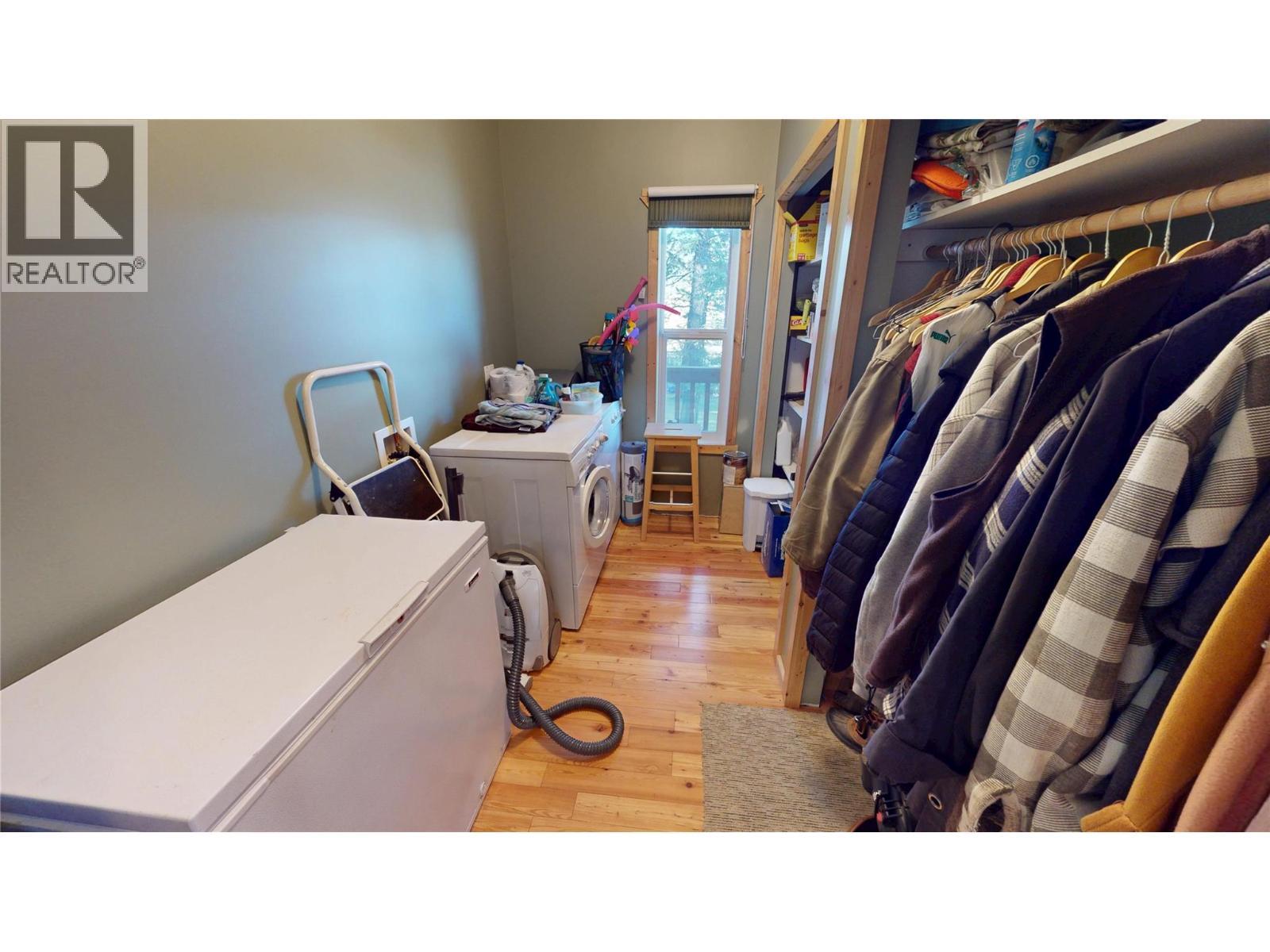 5586 Highway 95, Edgewater, BC - Indoor