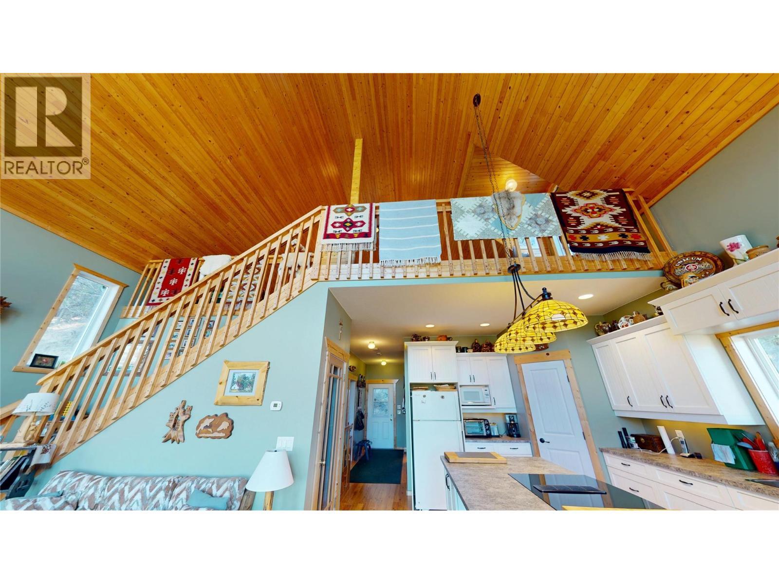 5586 Highway 95, Edgewater, BC - Indoor