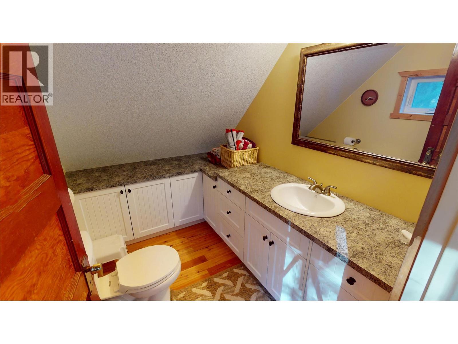 5586 Highway 95, Edgewater, BC - Indoor Photo Showing Bathroom