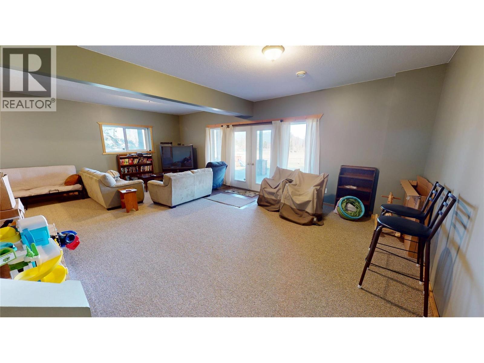 5586 Highway 95, Edgewater, BC - Indoor