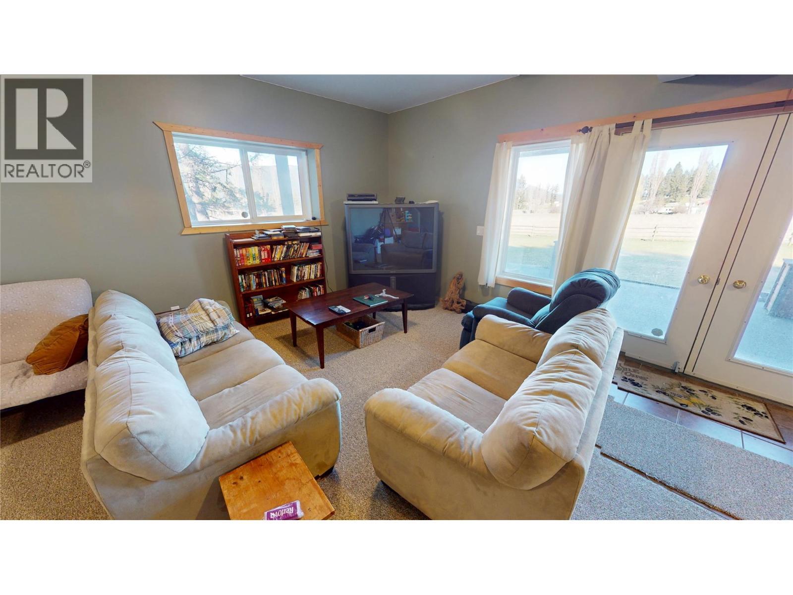 5586 Highway 95, Edgewater, BC - Indoor Photo Showing Living Room