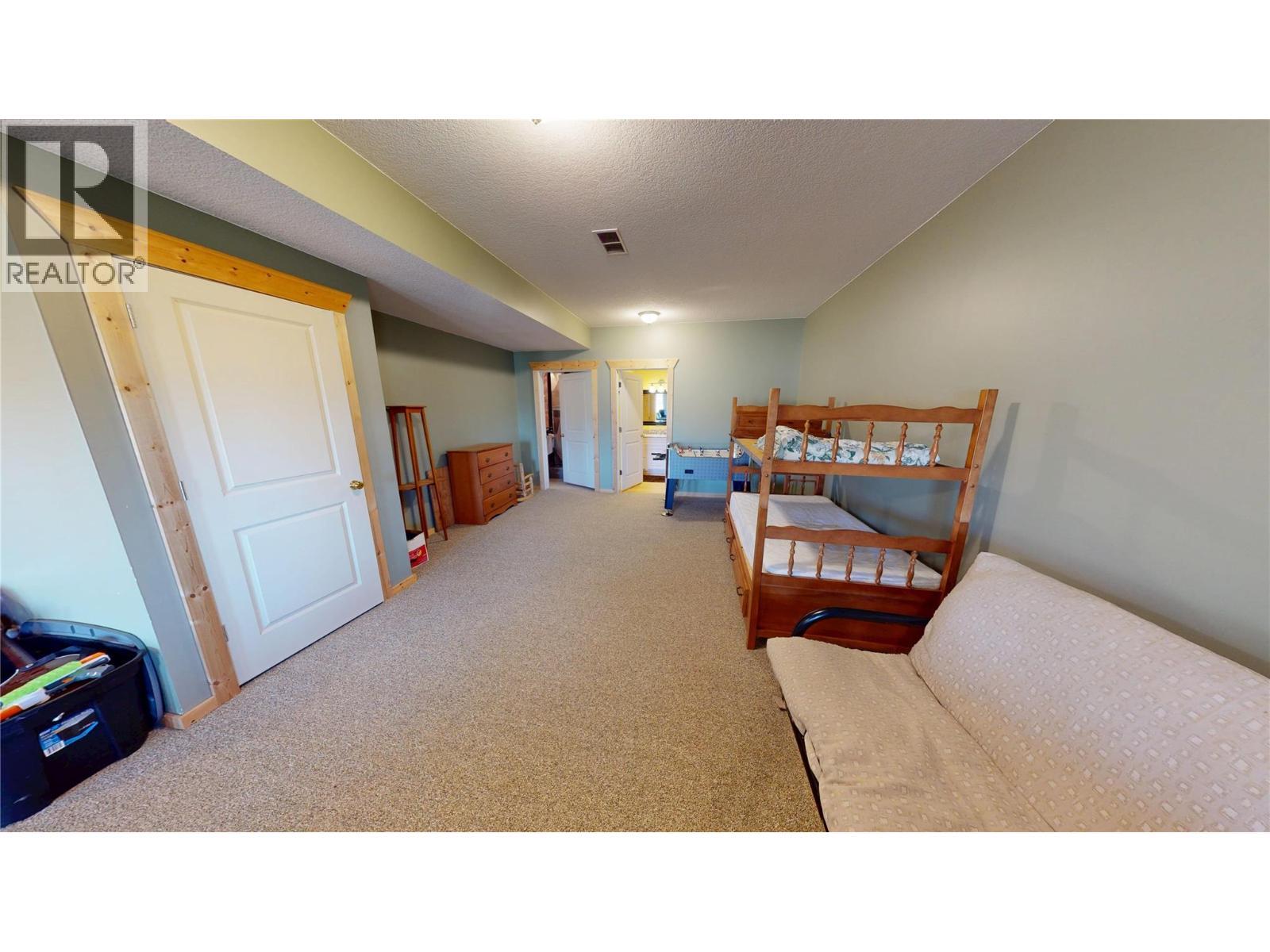 5586 Highway 95, Edgewater, BC - Indoor Photo Showing Other Room