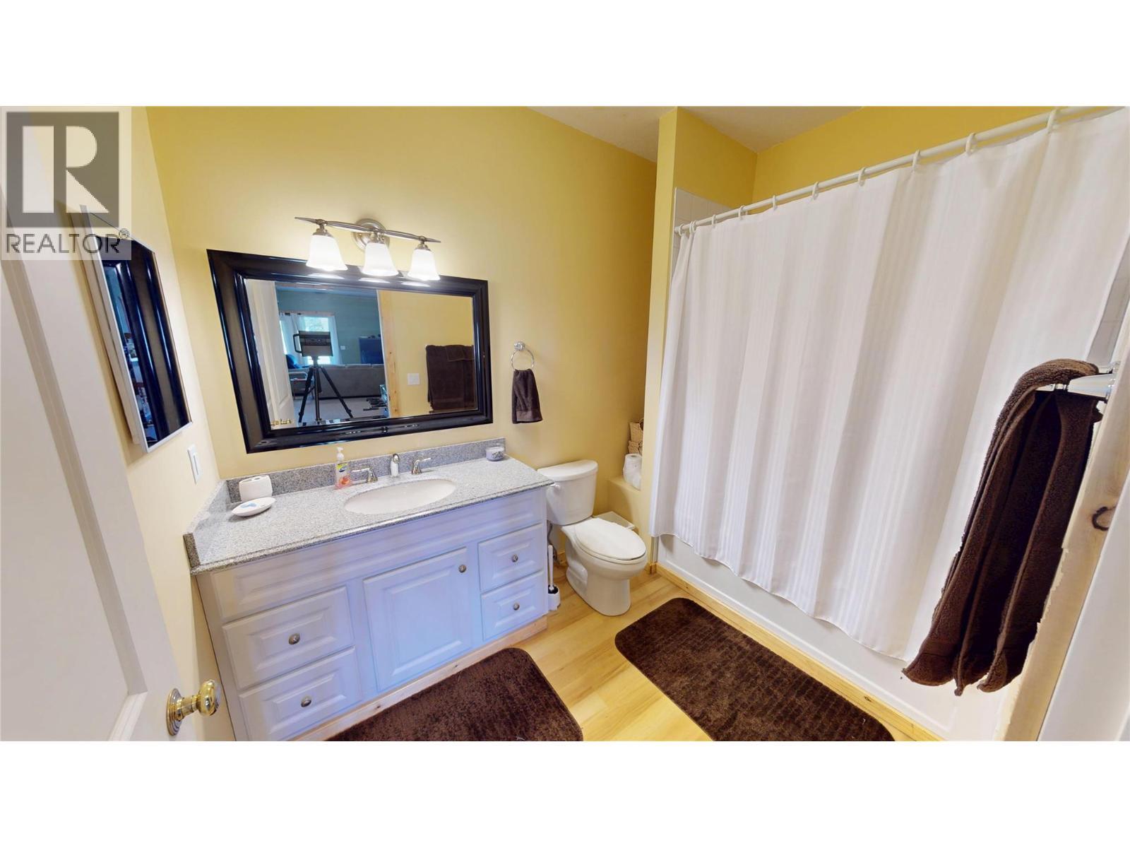 5586 Highway 95, Edgewater, BC - Indoor Photo Showing Bathroom