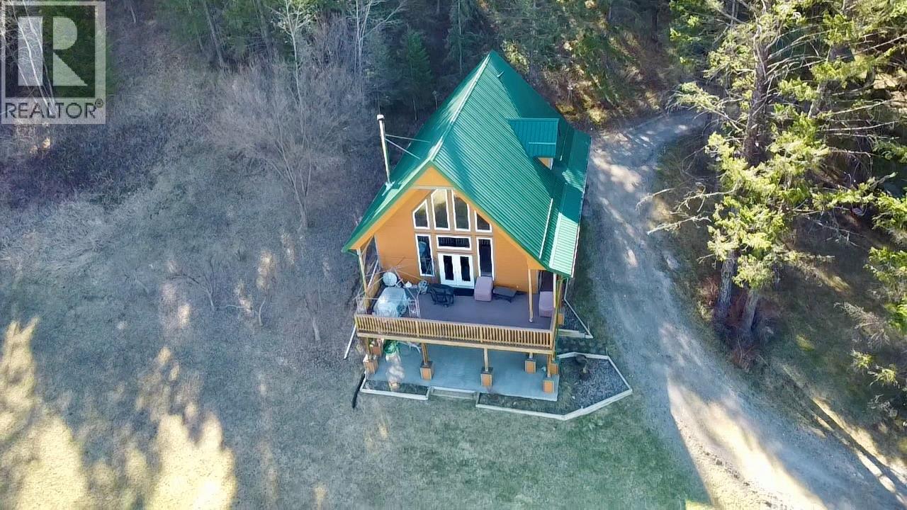 5586 Highway 95, Edgewater, BC - Outdoor