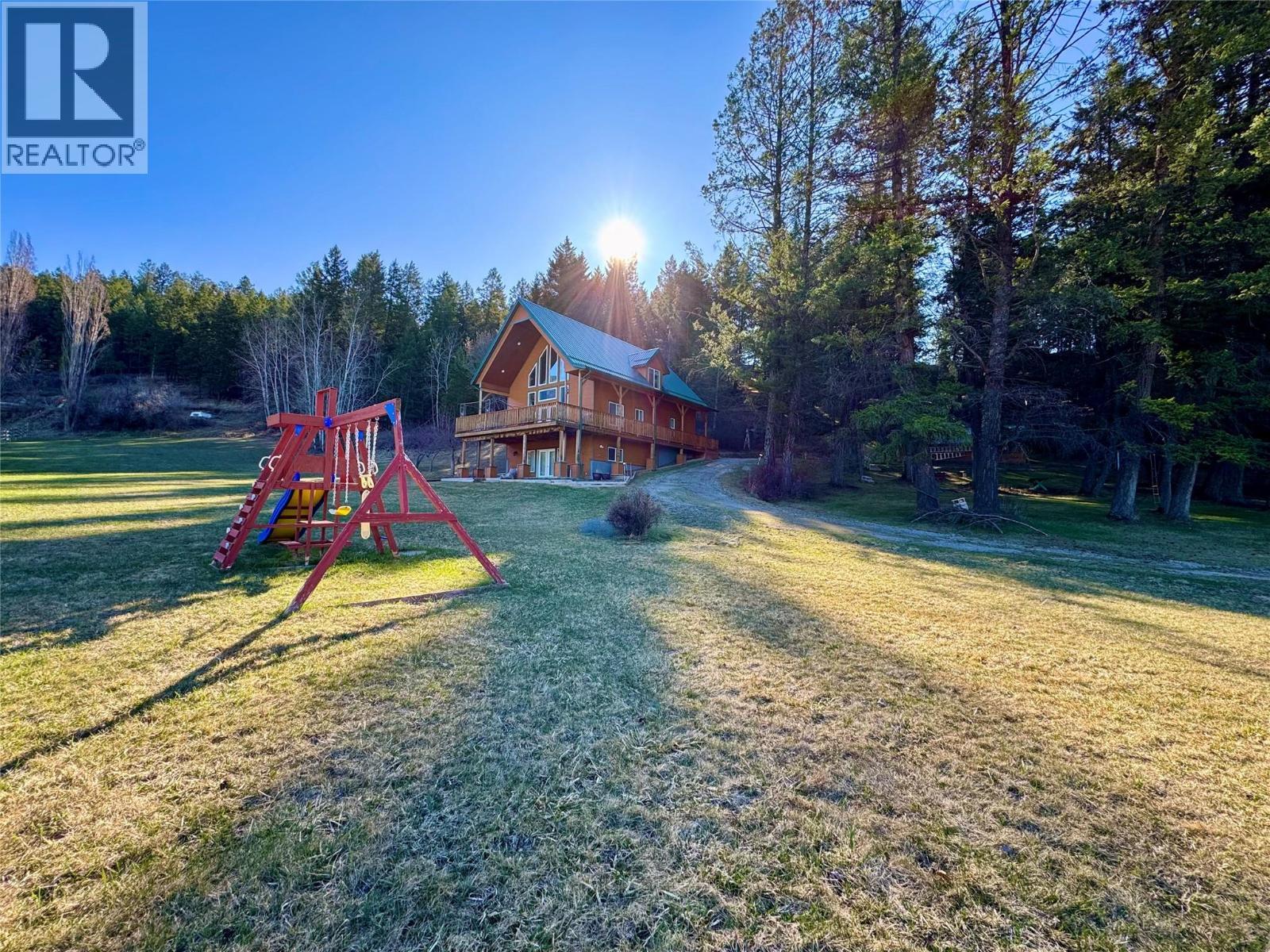 5586 Highway 95, Edgewater, BC - Outdoor