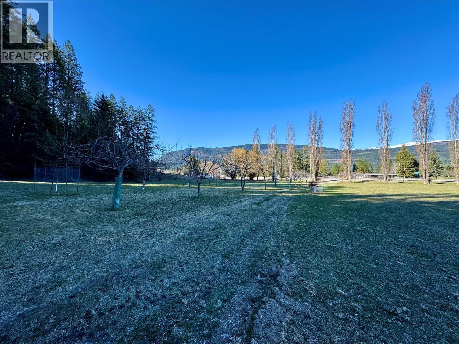 5586 Highway 95, Edgewater, BC - Outdoor