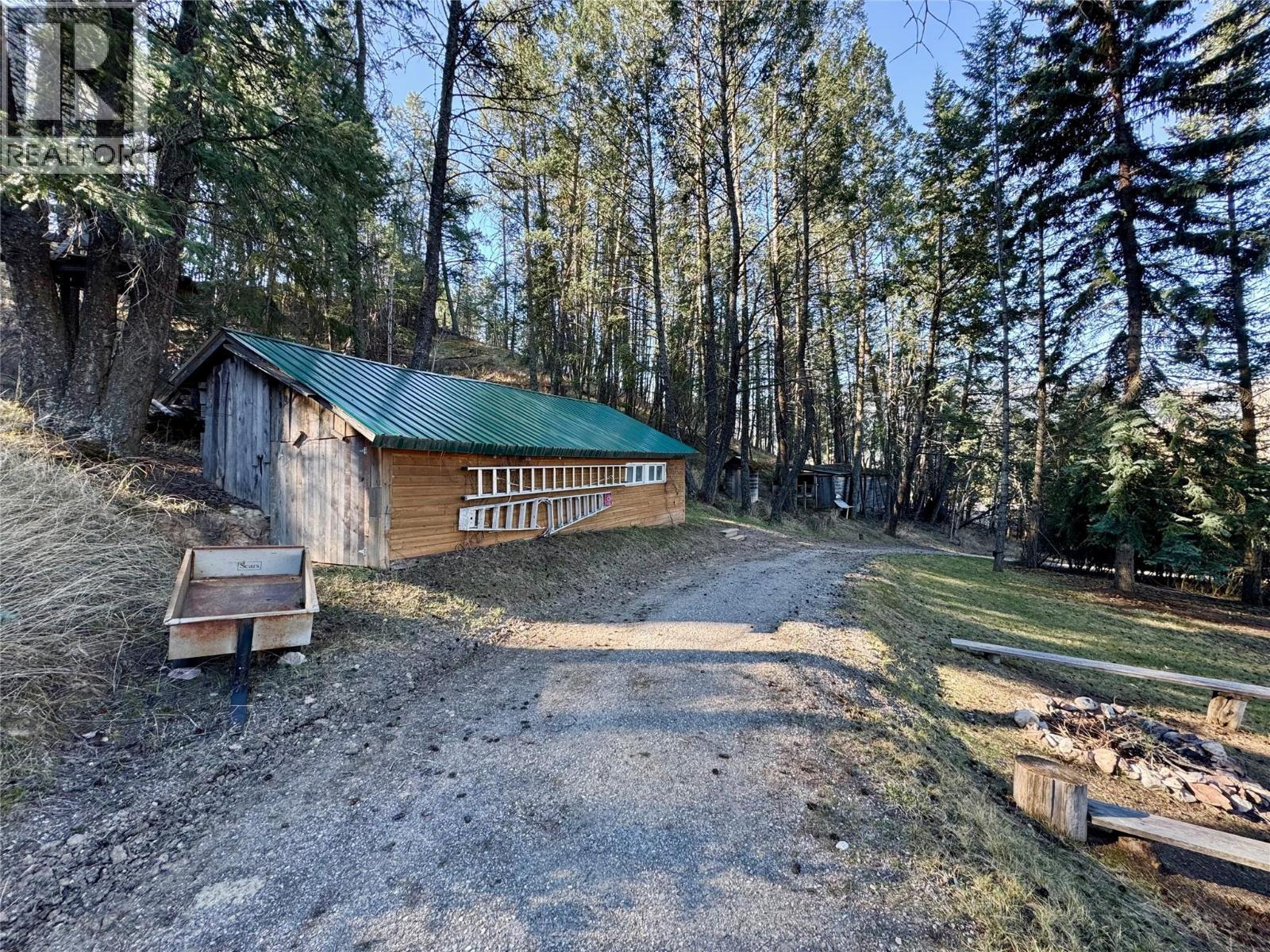 5586 Highway 95, Edgewater, BC - Outdoor