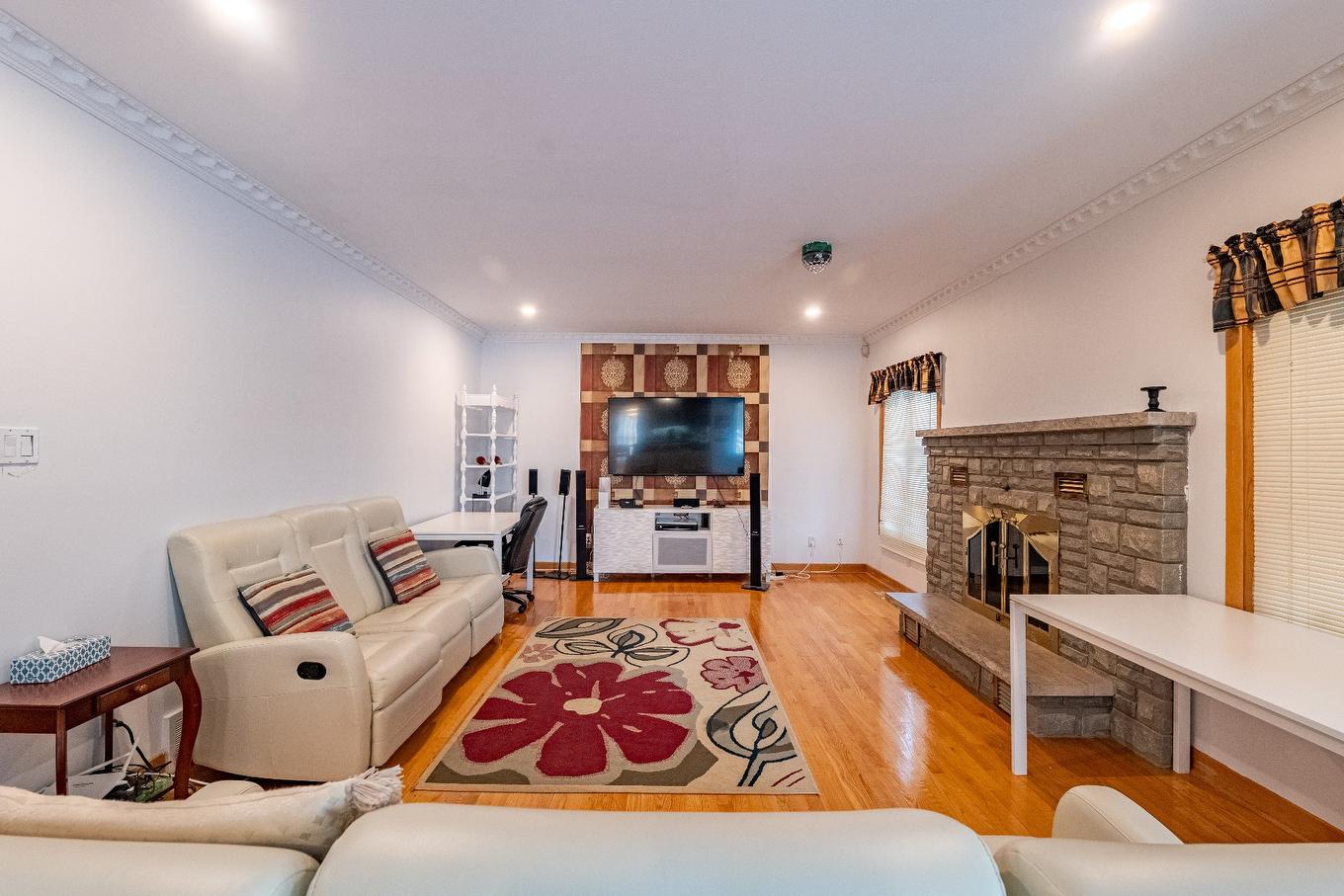 Family room - 8980 Crois. Roussin, Brossard, QC - Indoor Photo Showing Living Room With Fireplace