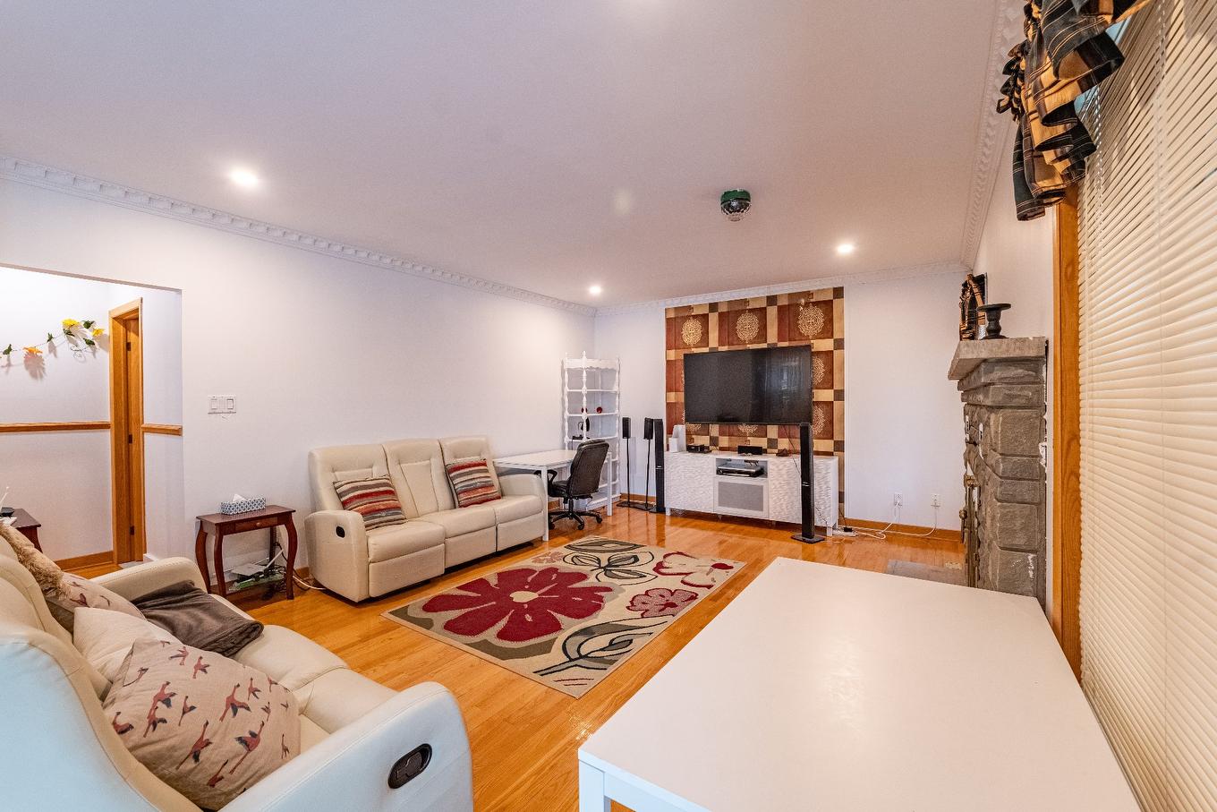 Family room - 8980 Crois. Roussin, Brossard, QC - Indoor Photo Showing Living Room