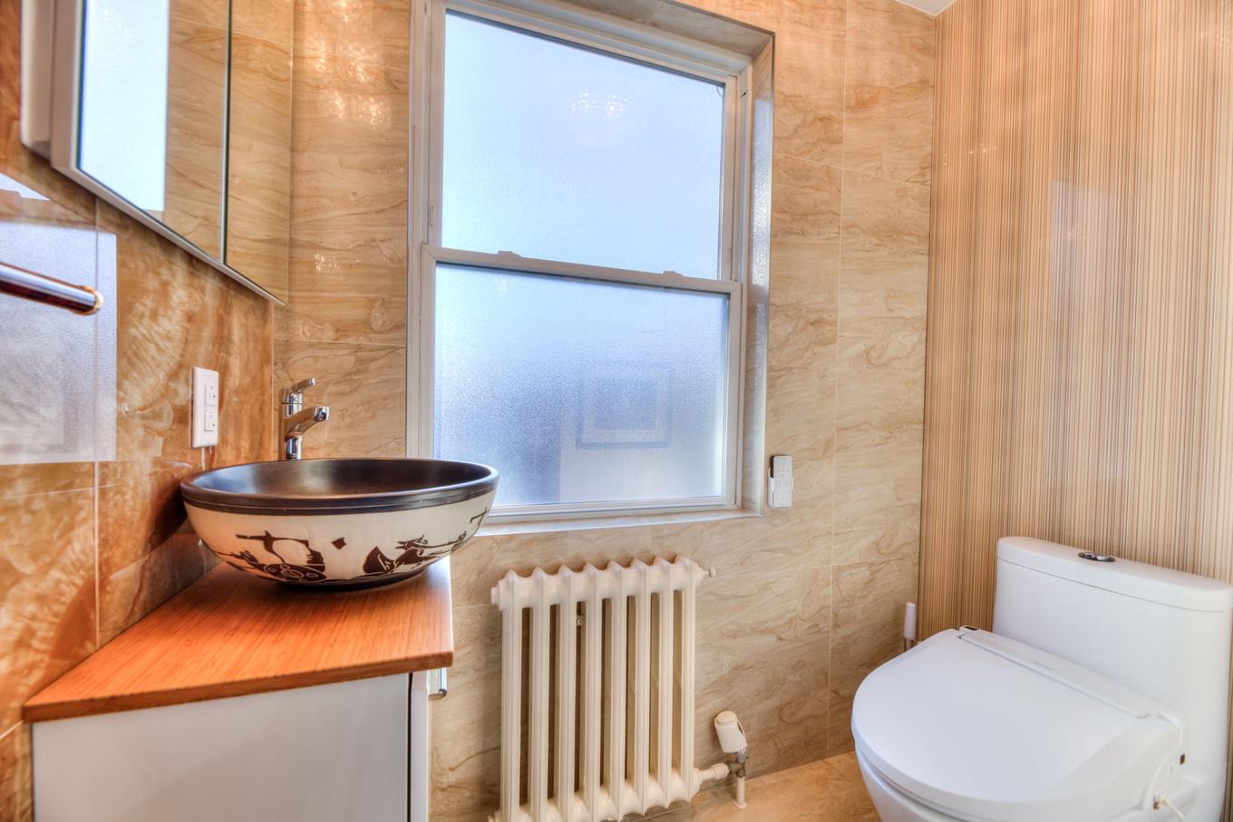 Powder room - 135 Av. Vivian, Mont-Royal, QC - Indoor Photo Showing Bathroom