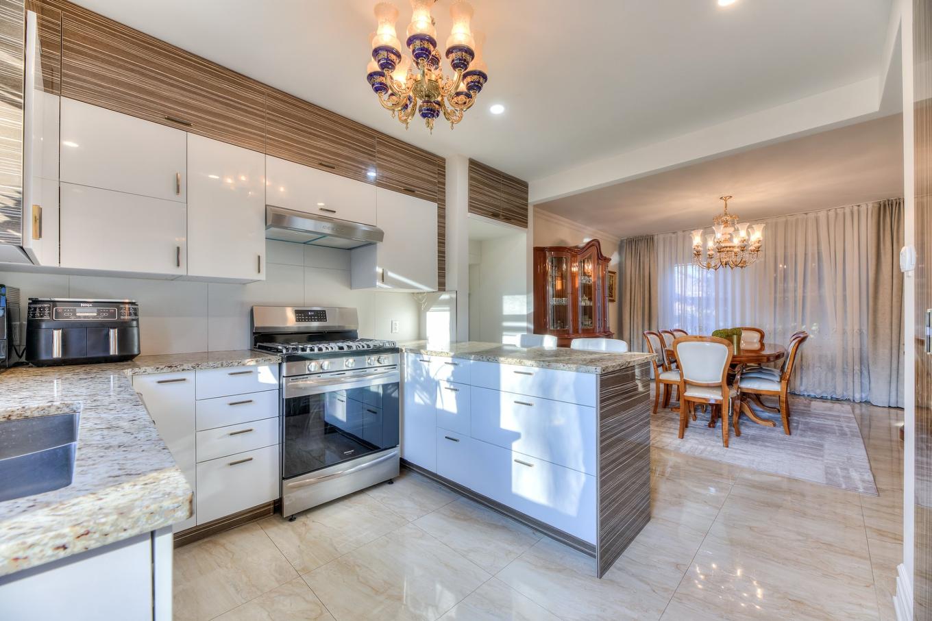 Kitchen - 135 Av. Vivian, Mont-Royal, QC - Indoor Photo Showing Kitchen With Upgraded Kitchen