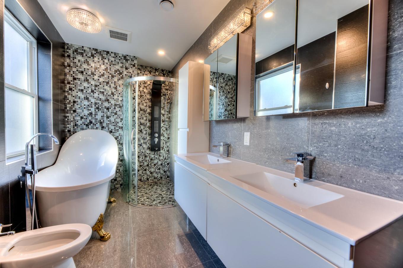 Ensuite bathroom - 135 Av. Vivian, Mont-Royal, QC - Indoor Photo Showing Bathroom