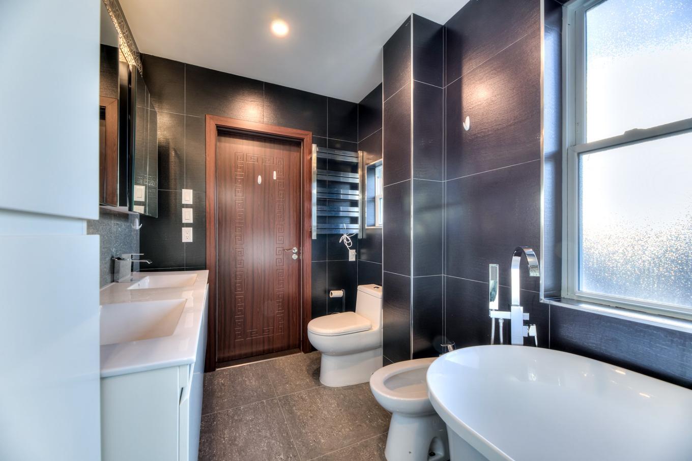 Ensuite bathroom - 135 Av. Vivian, Mont-Royal, QC - Indoor Photo Showing Bathroom