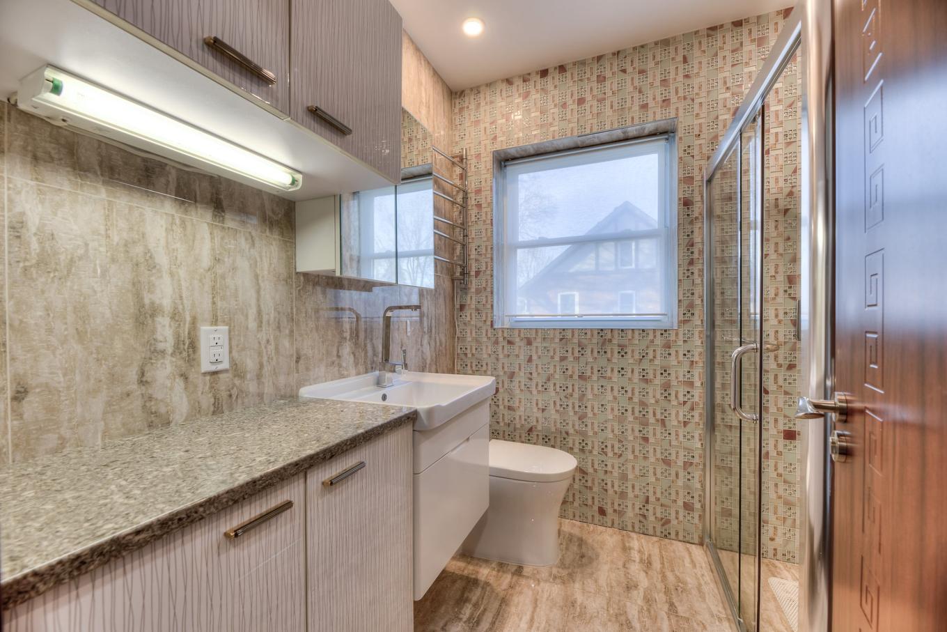 Bathroom - 135 Av. Vivian, Mont-Royal, QC - Indoor Photo Showing Bathroom