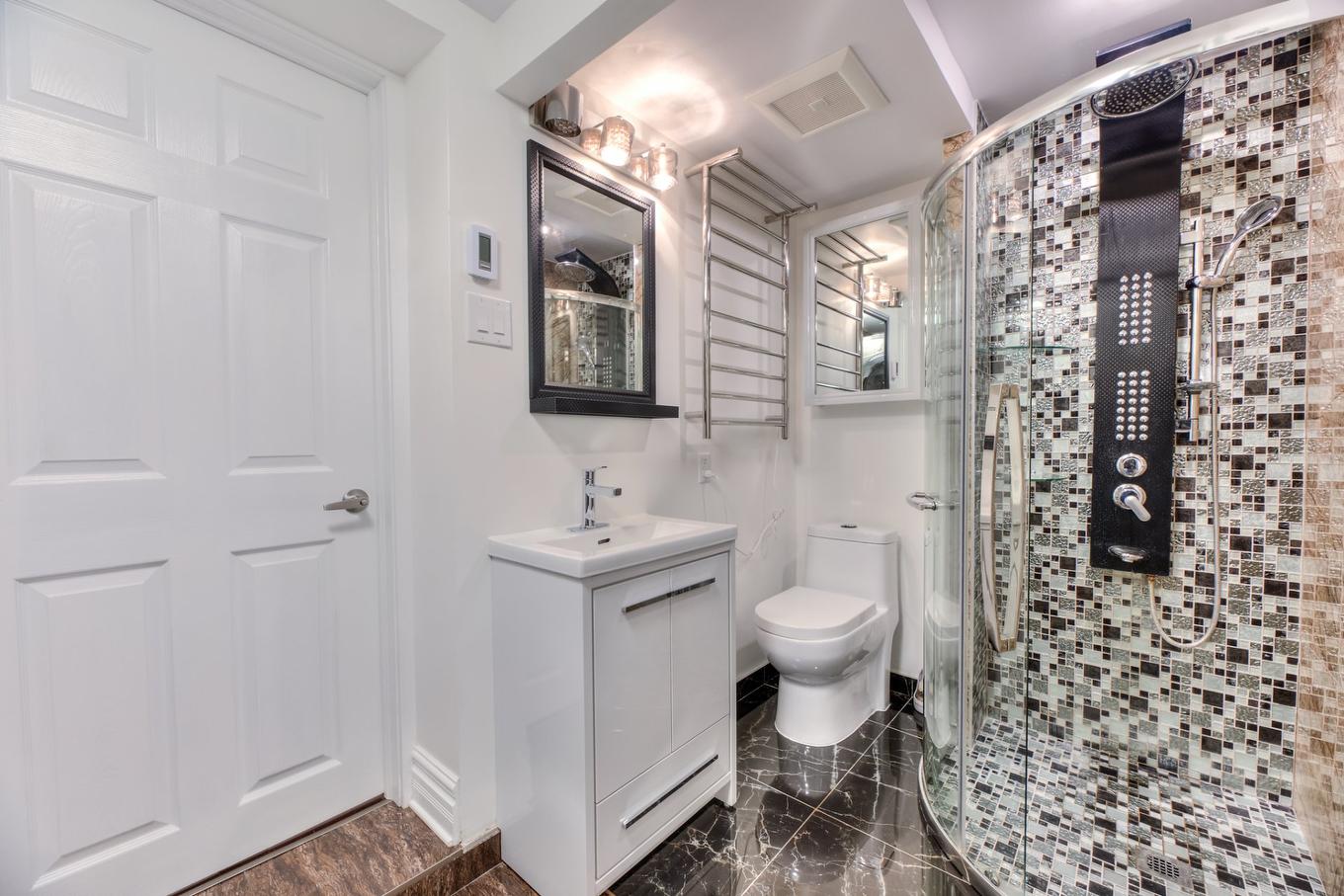 Bathroom - 135 Av. Vivian, Mont-Royal, QC - Indoor Photo Showing Bathroom