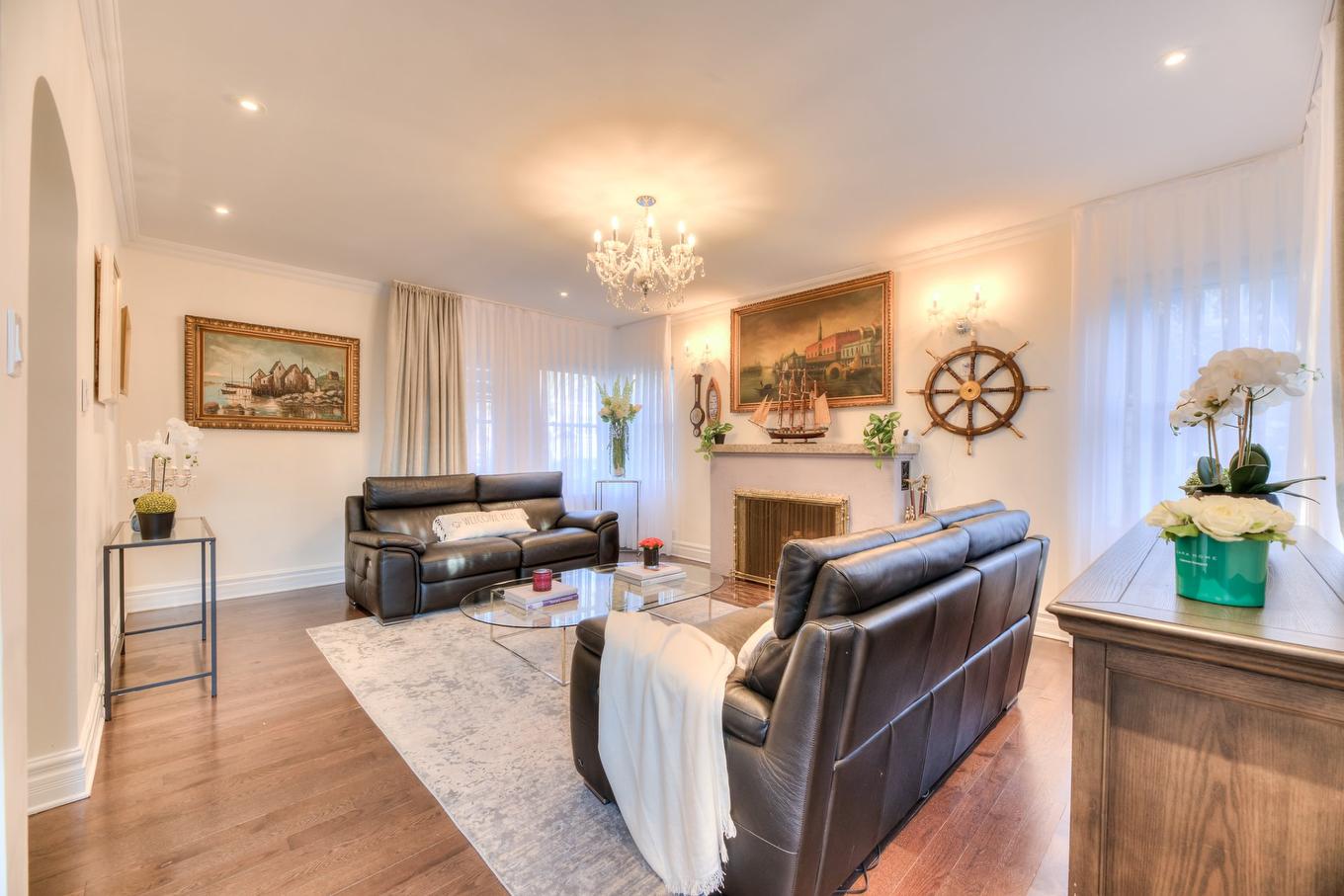 Living room - 135 Av. Vivian, Mont-Royal, QC - Indoor Photo Showing Living Room