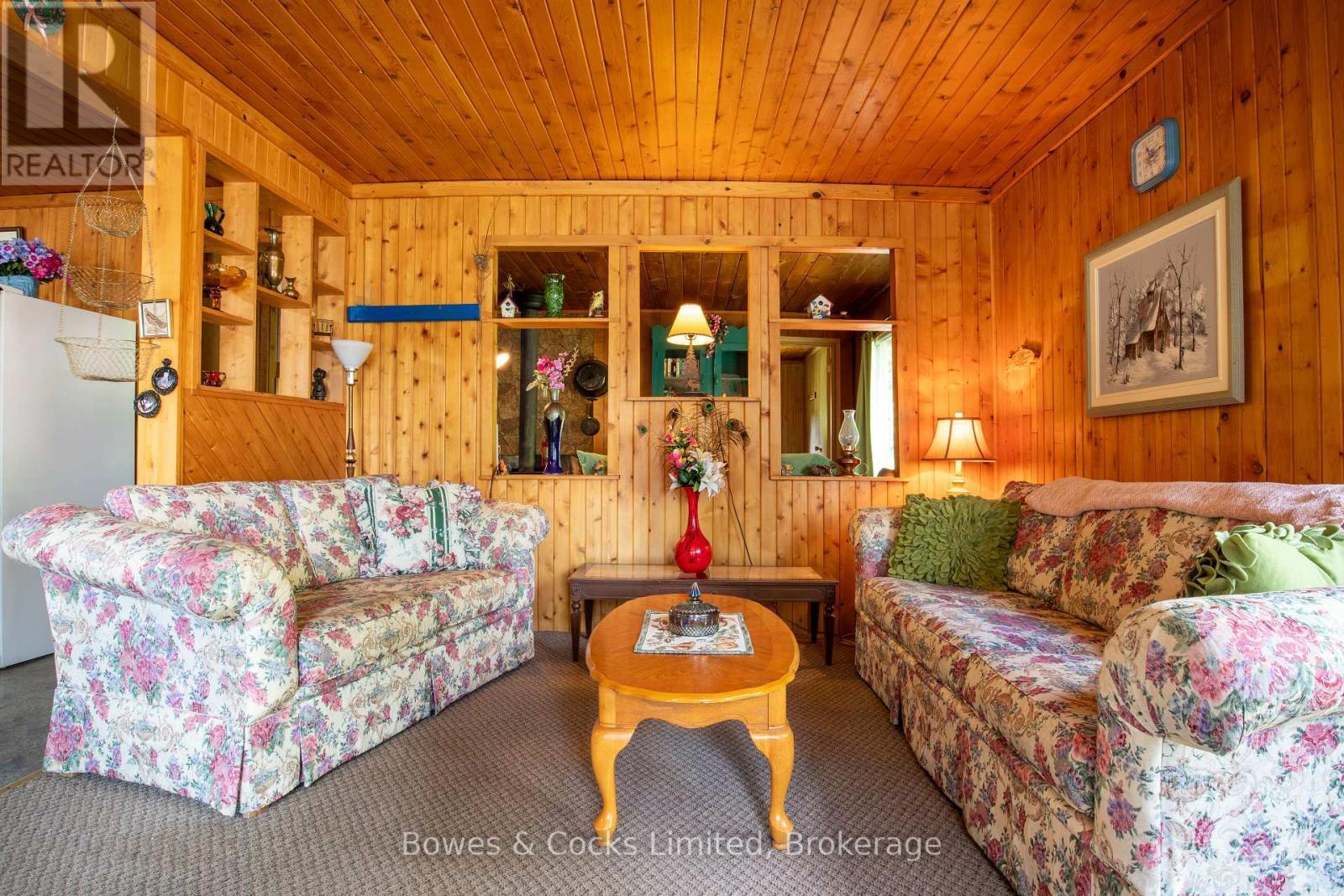197 King Road W, Wollaston, ON - Indoor Photo Showing Living Room