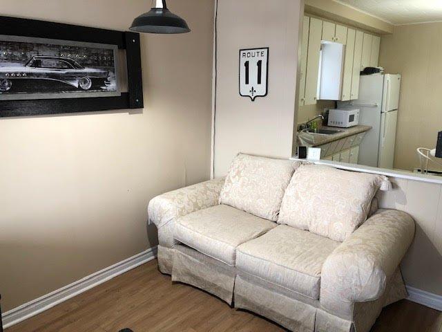 Salon - 236 - 240 Rue Papineau, Papineauville, QC - Indoor