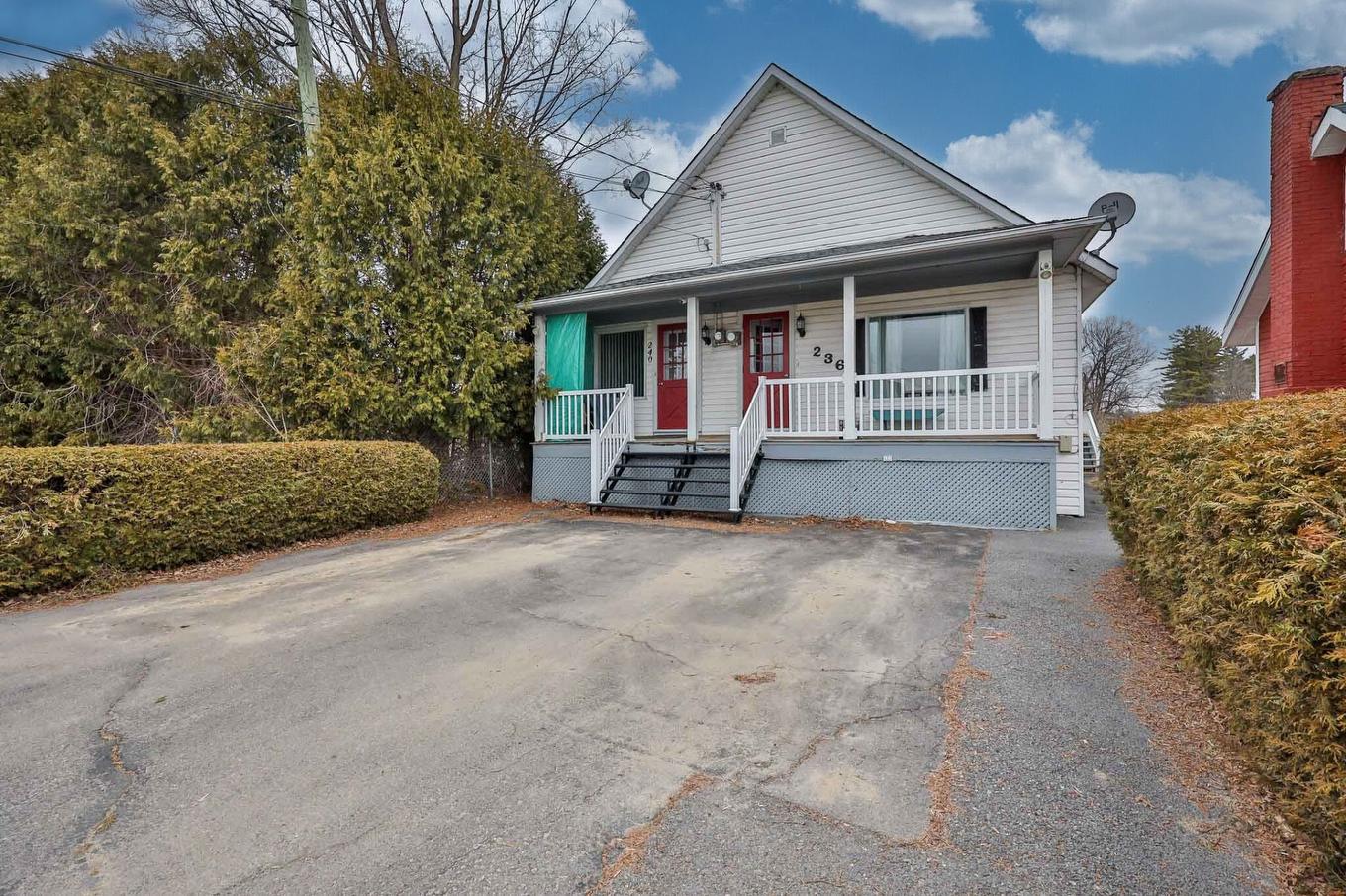 Façade - 236 - 240 Rue Papineau, Papineauville, QC - Outdoor With Deck Patio Veranda With Facade