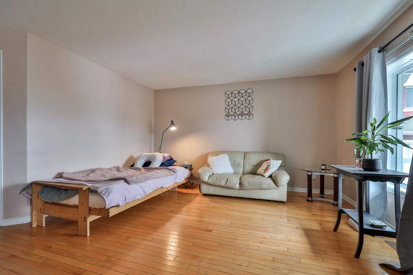 Salon - 236 - 240 Rue Papineau, Papineauville, QC - Indoor Photo Showing Bedroom